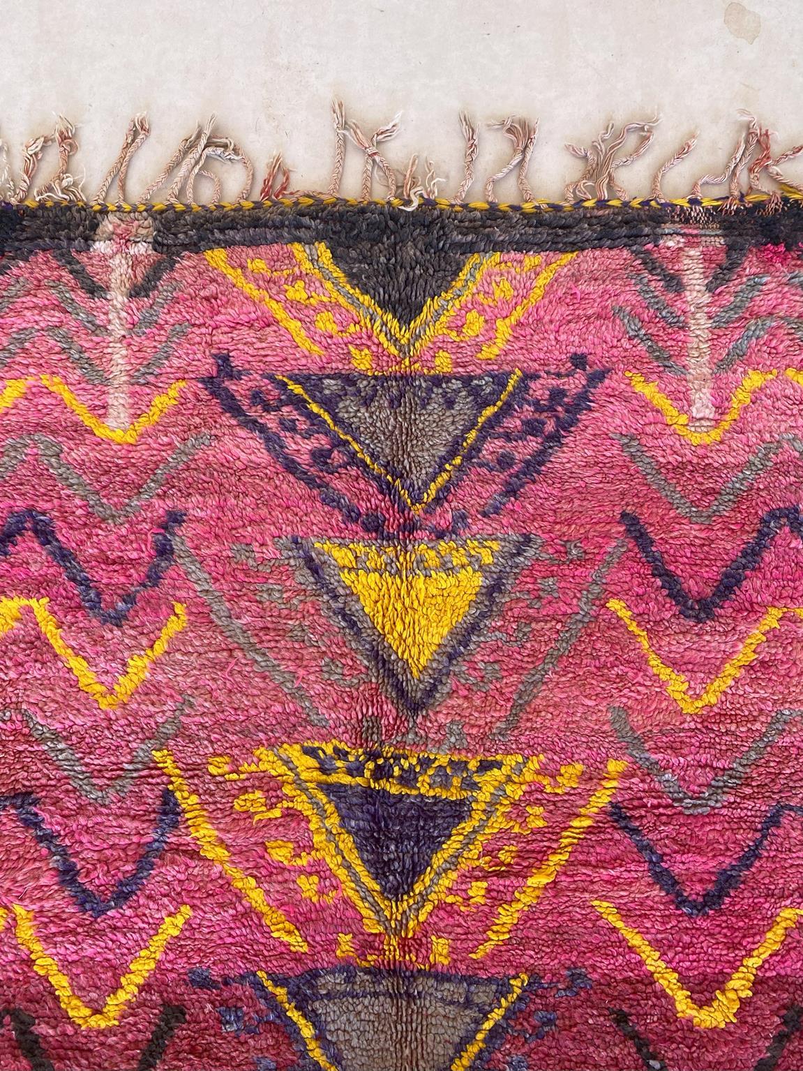Tapis marocain Boujad rose/violet/jaune - 6,8 x 12,7feet / 207 x387 cm en vente 4