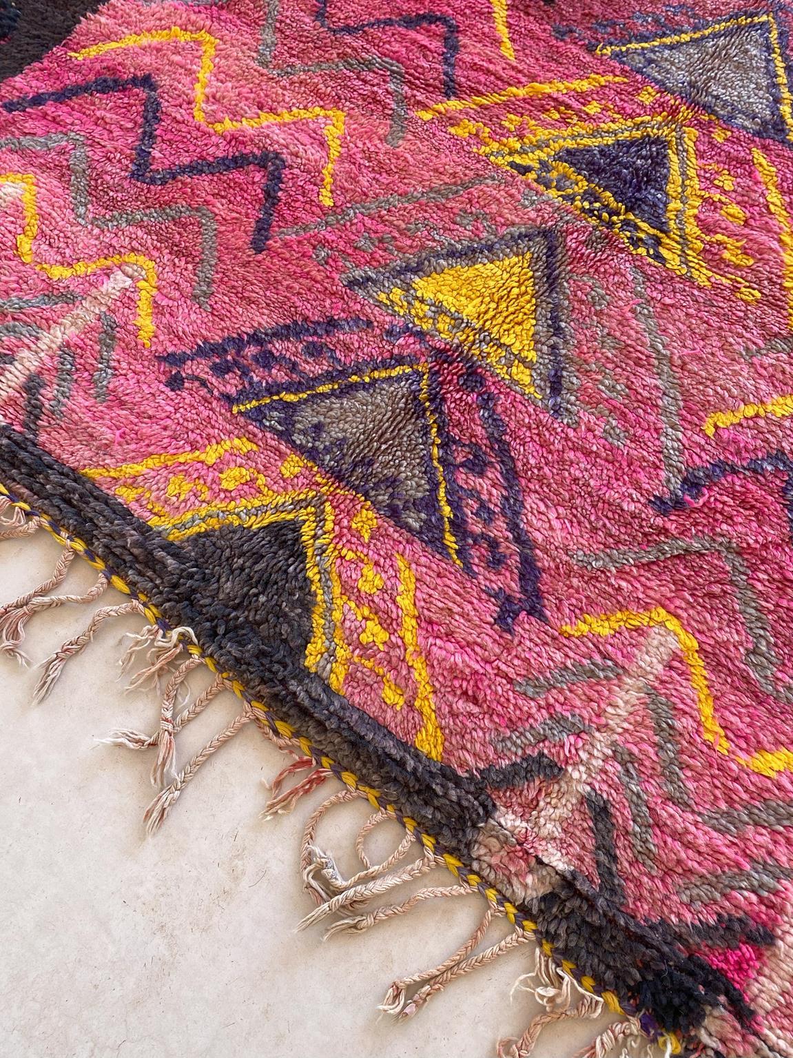 Tapis marocain Boujad rose/violet/jaune - 6,8 x 12,7feet / 207 x387 cm Bon état - En vente à Marrakech, MA