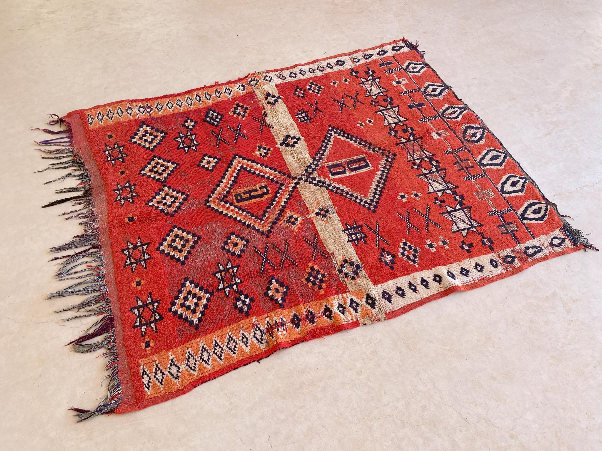 Marokkanischer Boujad-Teppich im Vintage-Stil - Rot - 4x5feet / 124x153cm (Handgewebt)