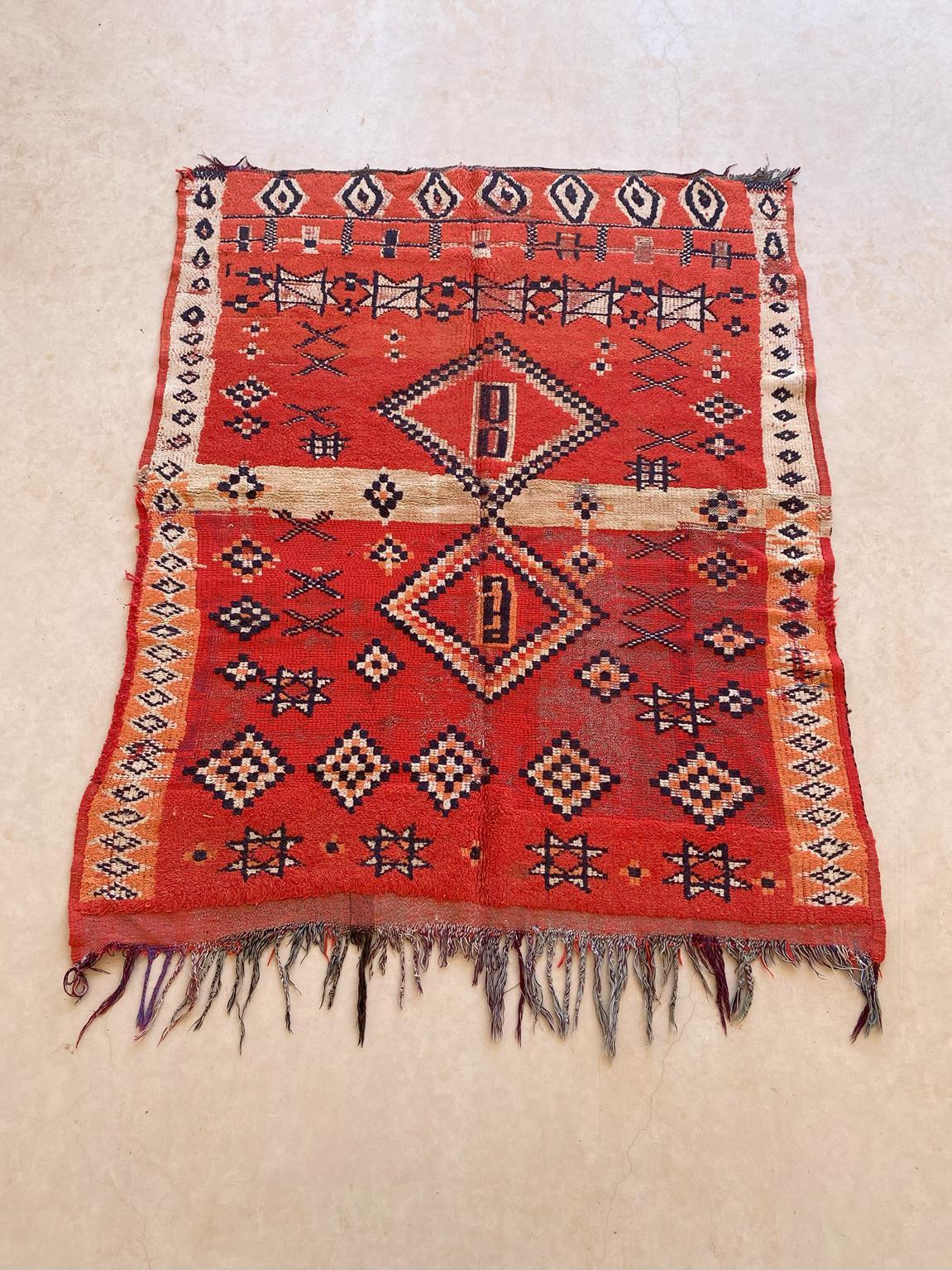 Marokkanischer Boujad-Teppich im Vintage-Stil - Rot - 4x5feet / 124x153cm im Zustand „Gut“ in Marrakech, MA