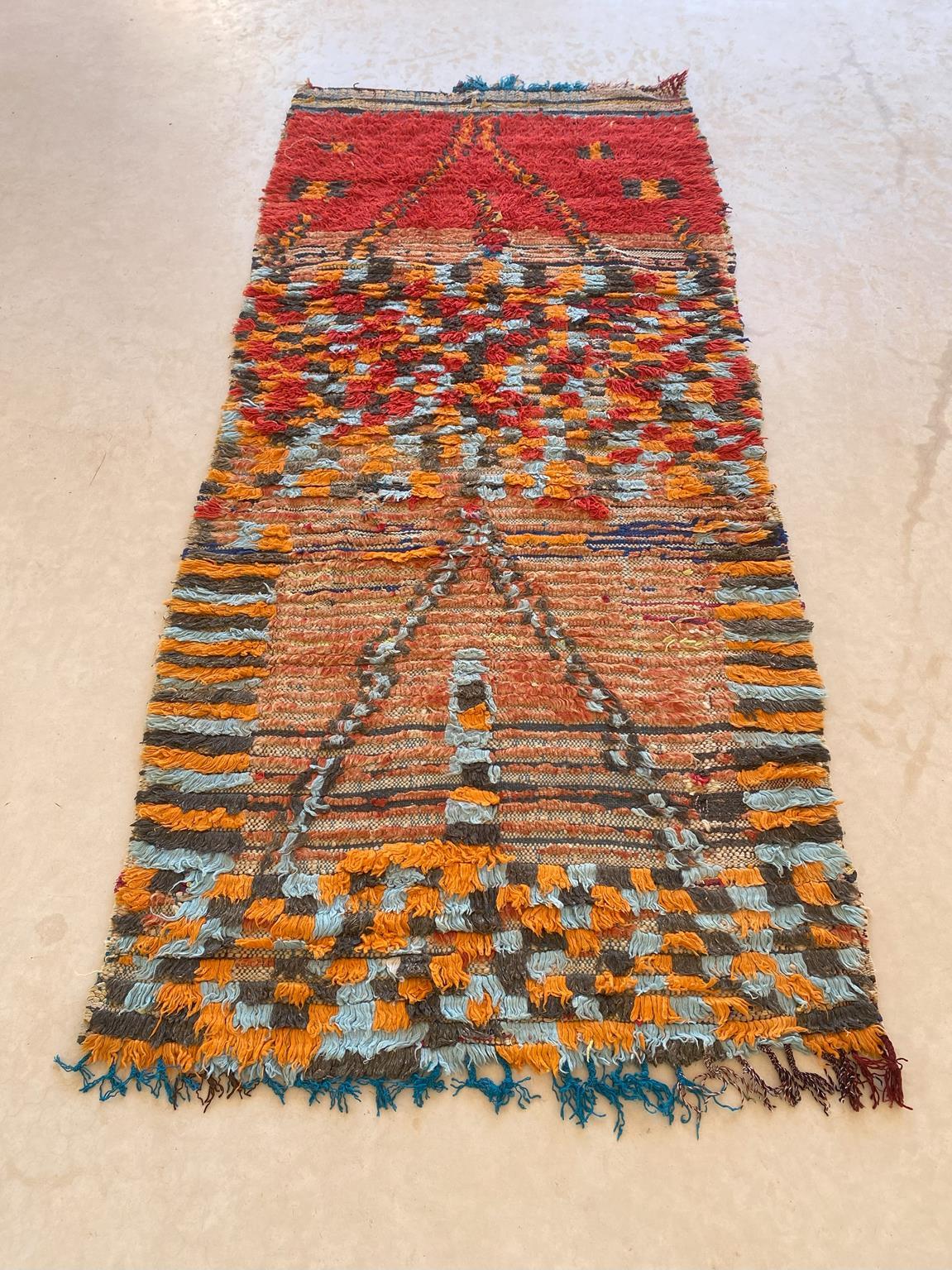 Marokkanischer Boujad-Teppich im Vintage-Stil - Rot/Schwarz/orange/Blau - 3.4x7,5feet / 106x230cm im Zustand „Gut“ im Angebot in Marrakech, MA