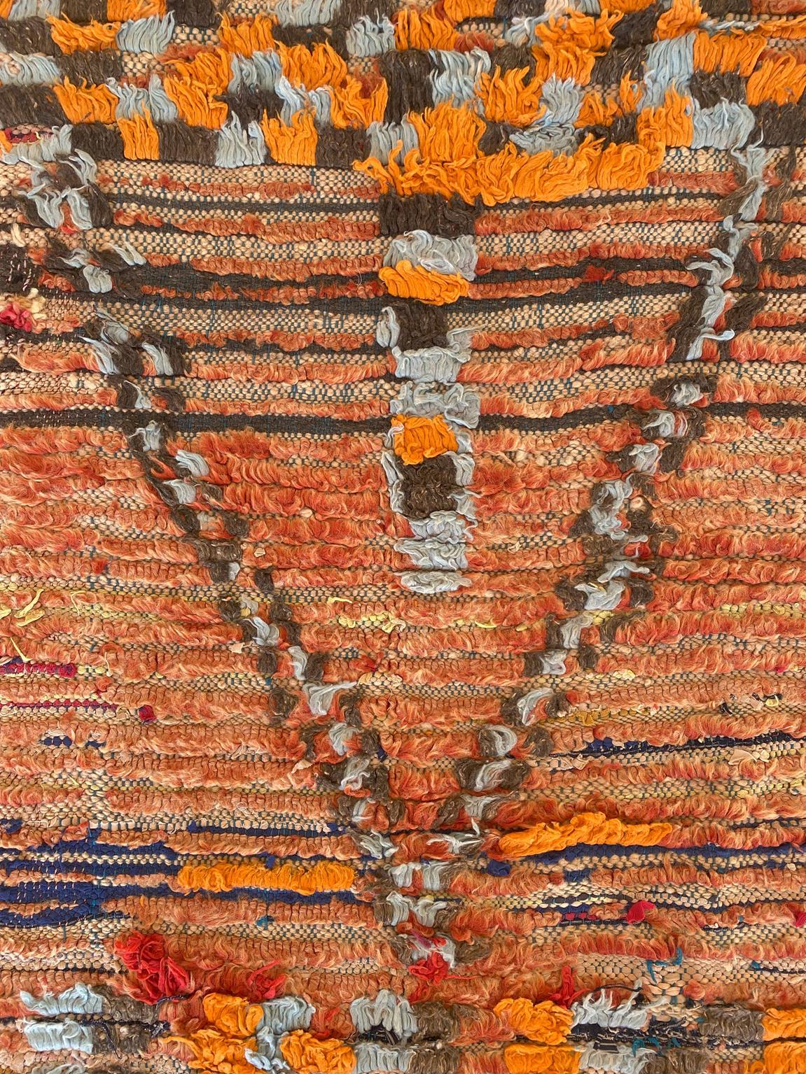 Marokkanischer Boujad-Teppich im Vintage-Stil - Rot/Schwarz/orange/Blau - 3.4x7,5feet / 106x230cm im Angebot 1