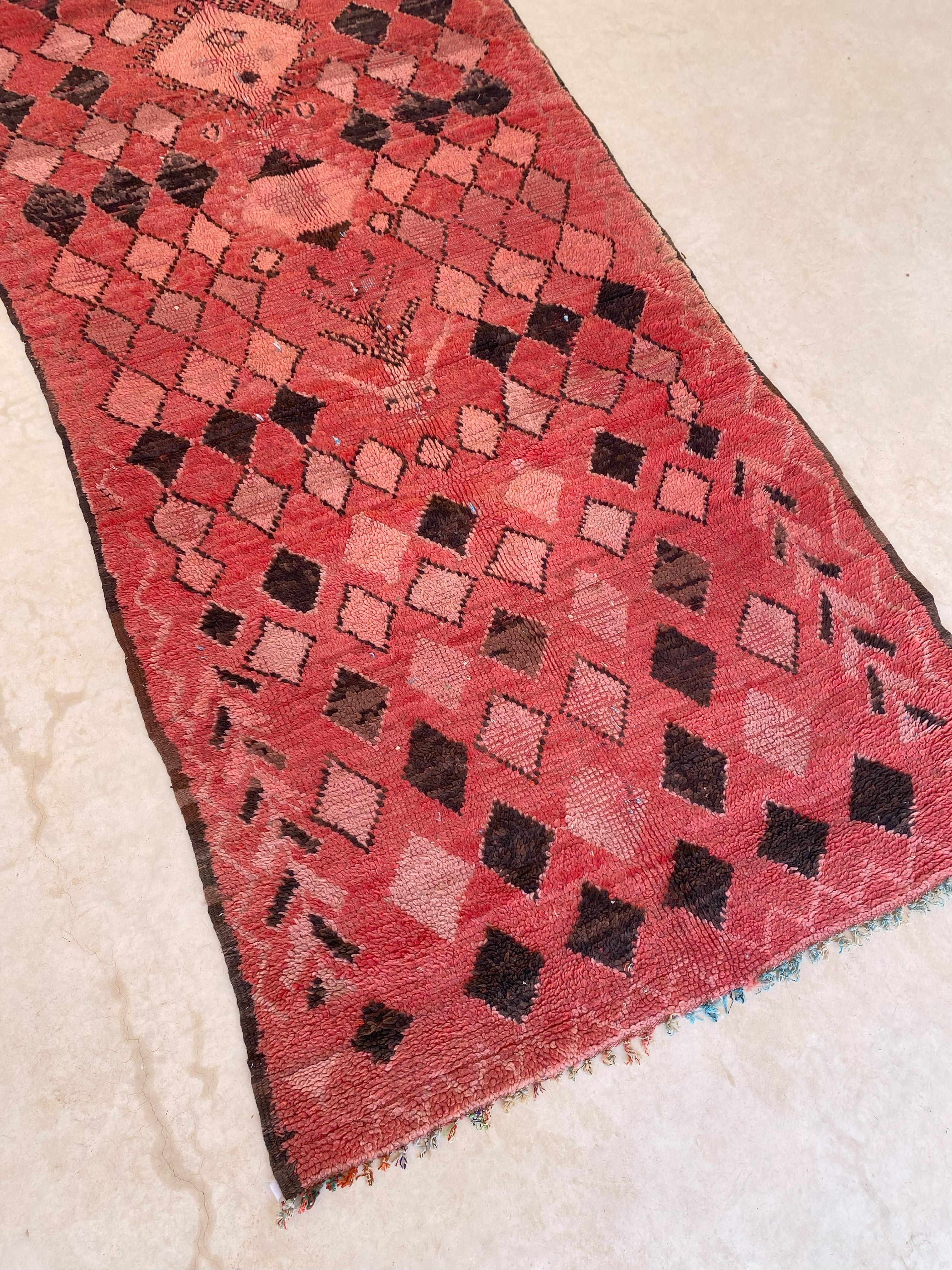 Marokkanischer Boujad-Teppich im Vintage-Stil - Rot/Schwarz/Rosa/Rosa - 4.1x11.6feet / 126x354cm im Angebot 4
