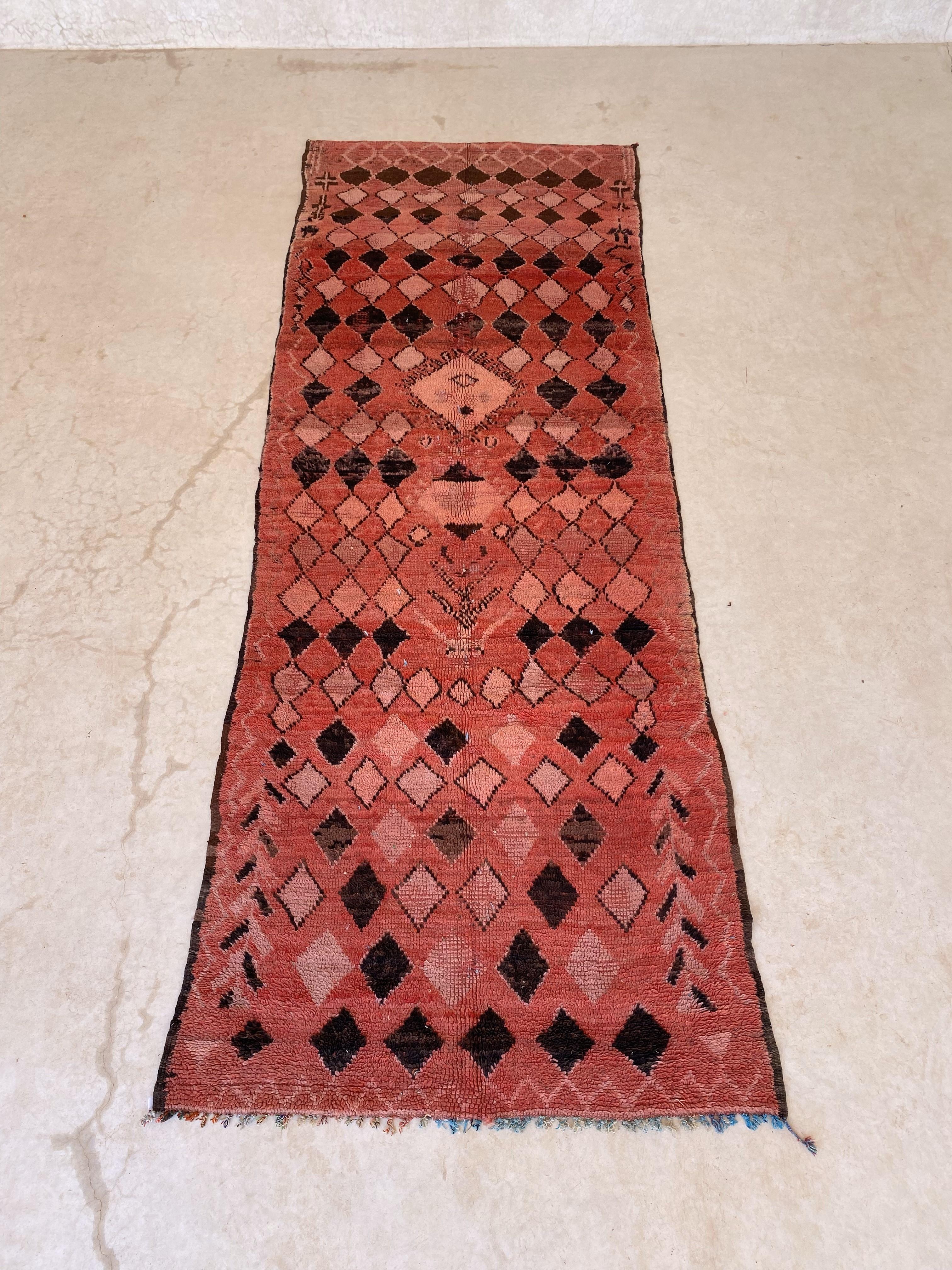 How beautiful is this vintage Boujad runner rug!! While posting the pictures and video I realize that the rug should actually be read the other way, tiny tassels up just like the last pictures attached. Why that? There is a figure in the center of