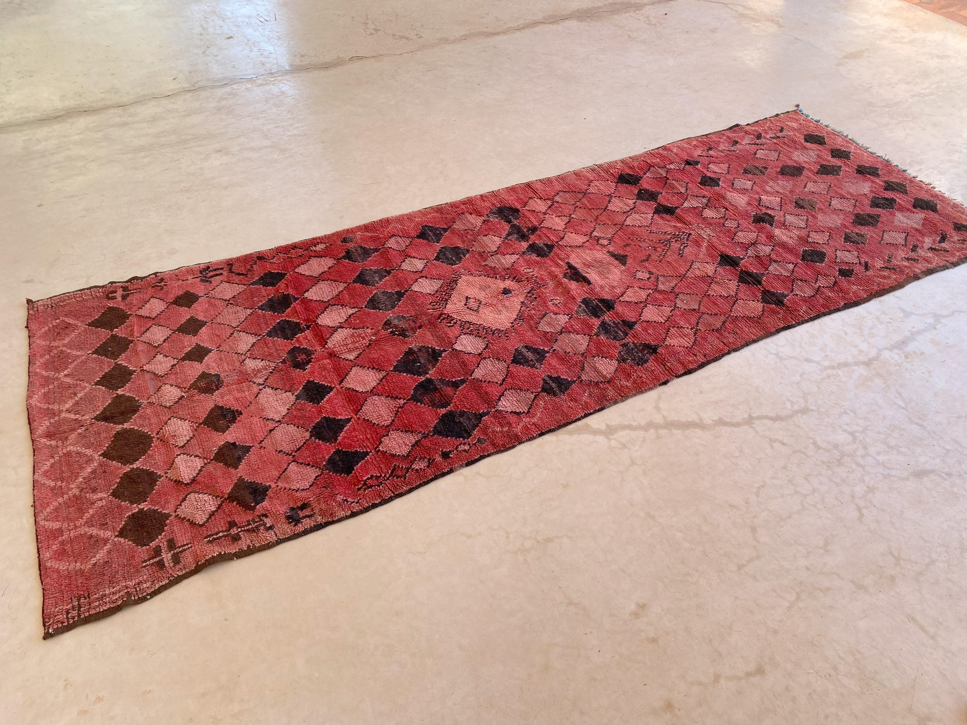 Marokkanischer Boujad-Teppich im Vintage-Stil - Rot/Schwarz/Rosa/Rosa - 4.1x11.6feet / 126x354cm (Handgewebt) im Angebot
