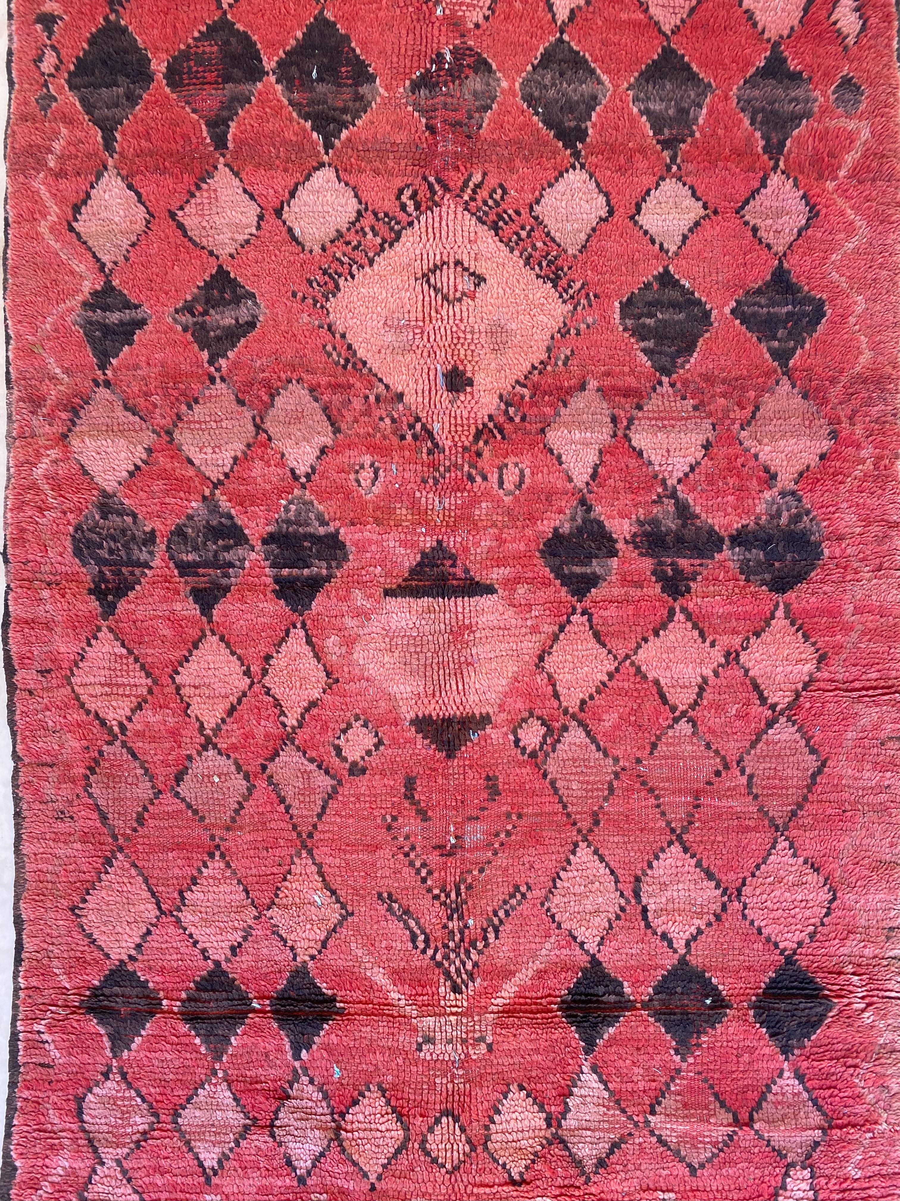 Marokkanischer Boujad-Teppich im Vintage-Stil - Rot/Schwarz/Rosa/Rosa - 4.1x11.6feet / 126x354cm im Zustand „Relativ gut“ im Angebot in Marrakech, MA