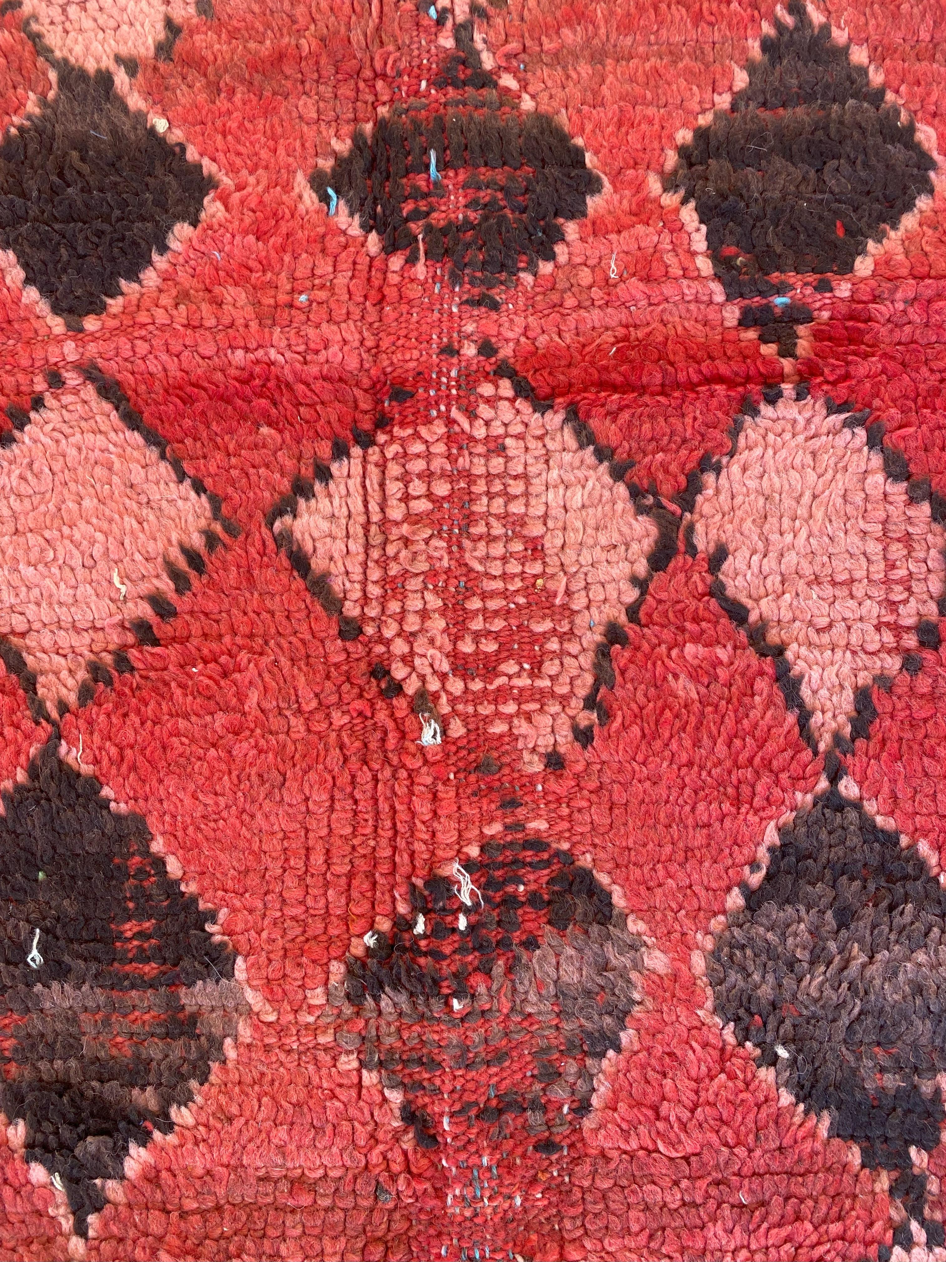 Marokkanischer Boujad-Teppich im Vintage-Stil - Rot/Schwarz/Rosa/Rosa - 4.1x11.6feet / 126x354cm (Wolle) im Angebot