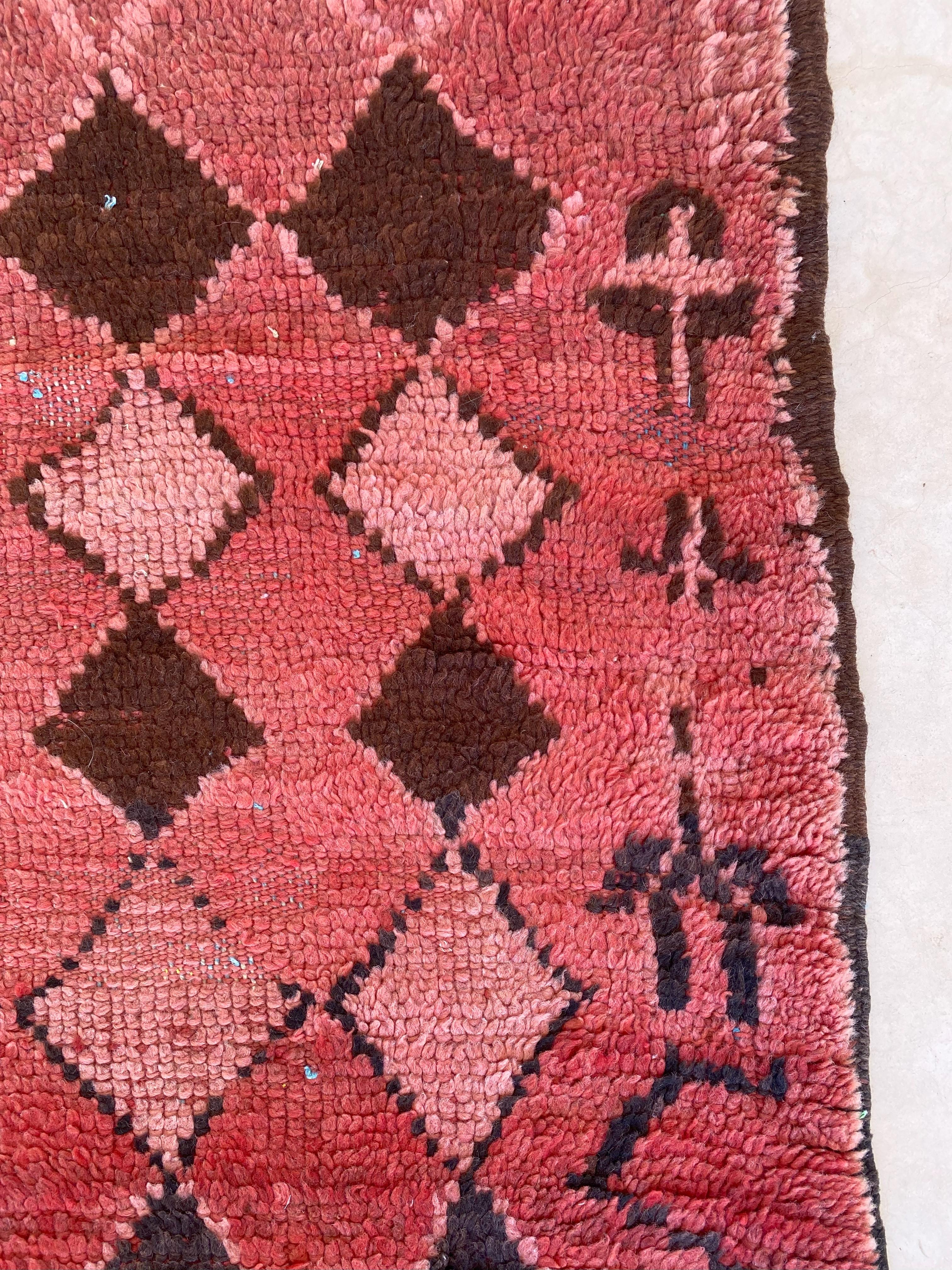 Marokkanischer Boujad-Teppich im Vintage-Stil - Rot/Schwarz/Rosa/Rosa - 4.1x11.6feet / 126x354cm im Angebot 1