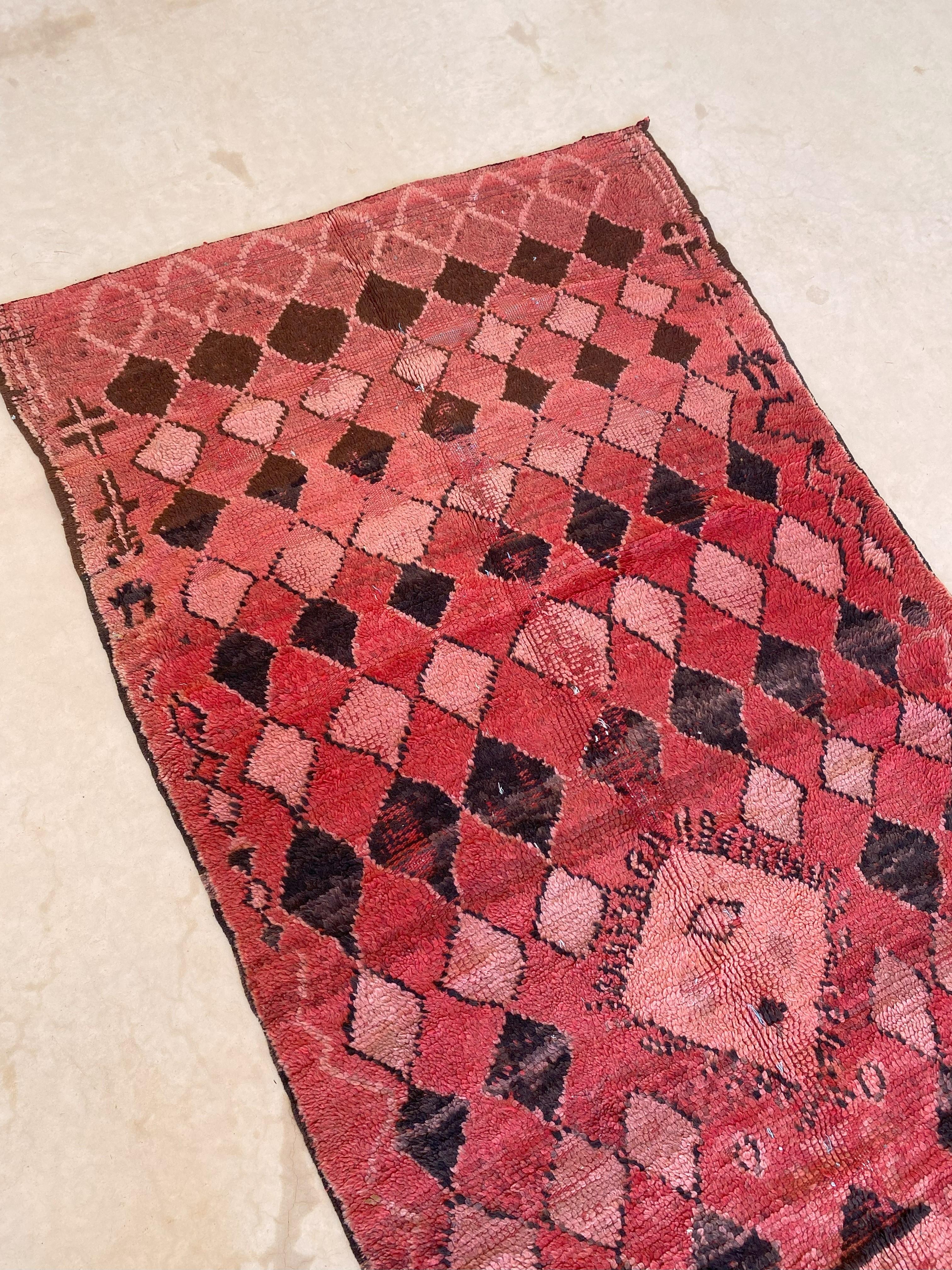Marokkanischer Boujad-Teppich im Vintage-Stil - Rot/Schwarz/Rosa/Rosa - 4.1x11.6feet / 126x354cm im Angebot 3