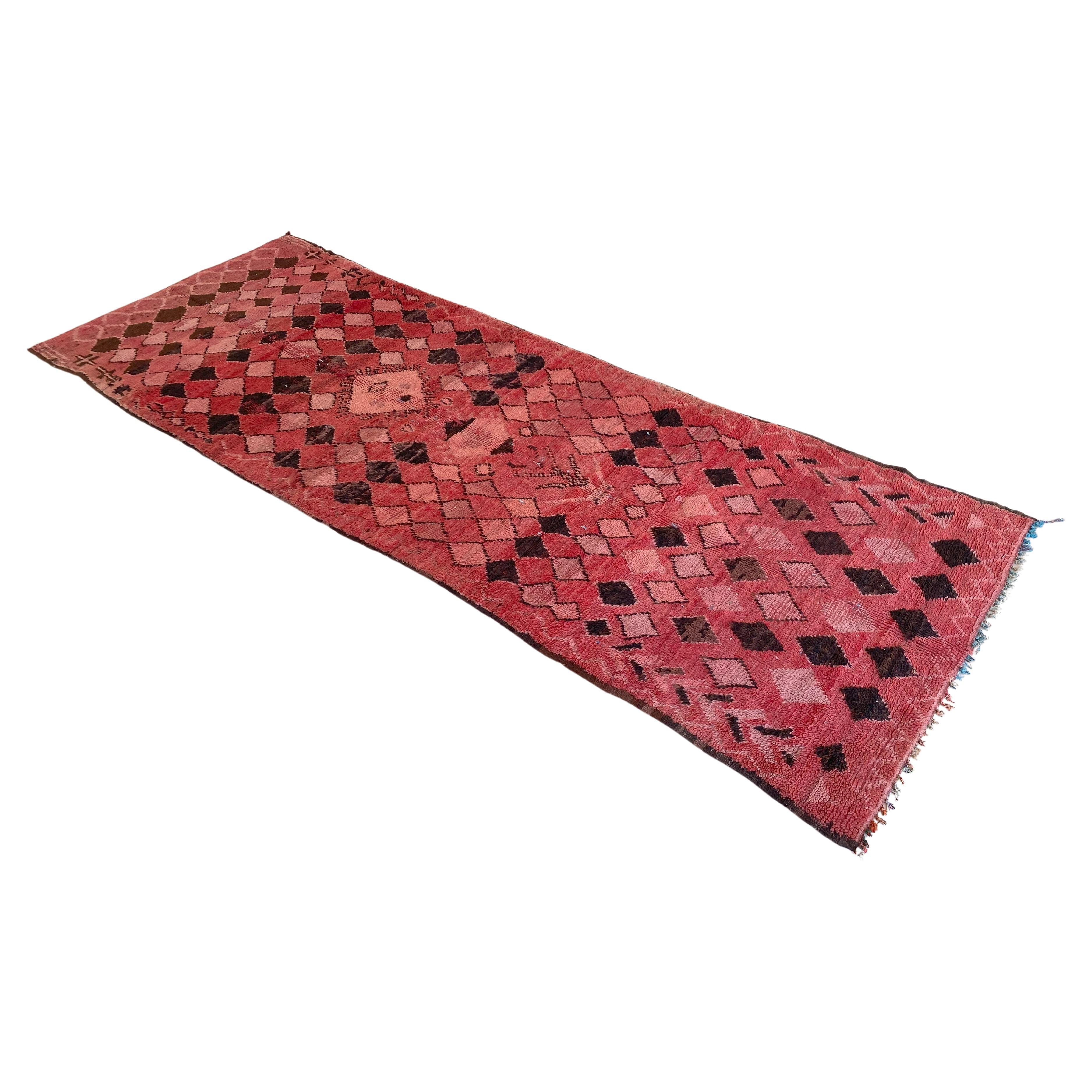 Marokkanischer Boujad-Teppich im Vintage-Stil - Rot/Schwarz/Rosa/Rosa - 4.1x11.6feet / 126x354cm im Angebot