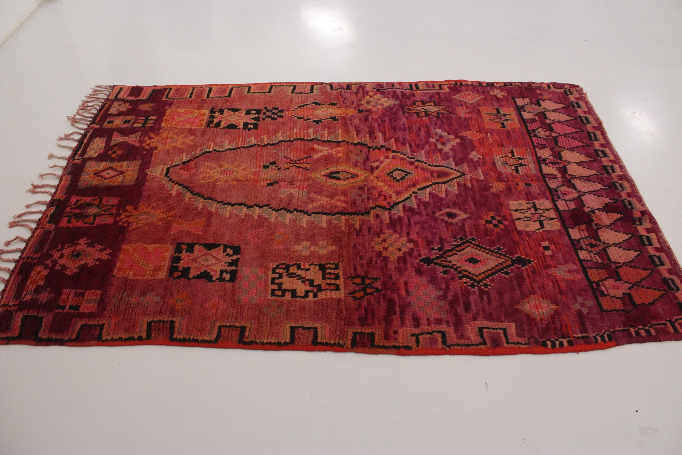 Hand-Woven Vintage Moroccan Boujad rug - Red/purple - 5.3x8.1feet / 162x247cm For Sale