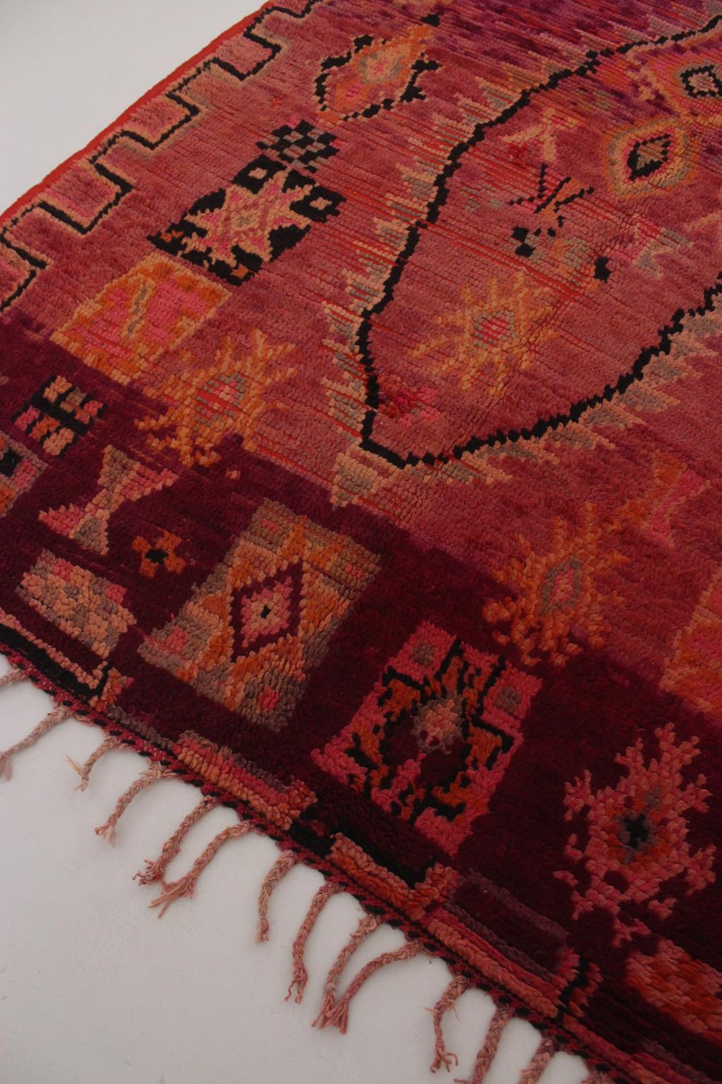 Wool Vintage Moroccan Boujad rug - Red/purple - 5.3x8.1feet / 162x247cm For Sale