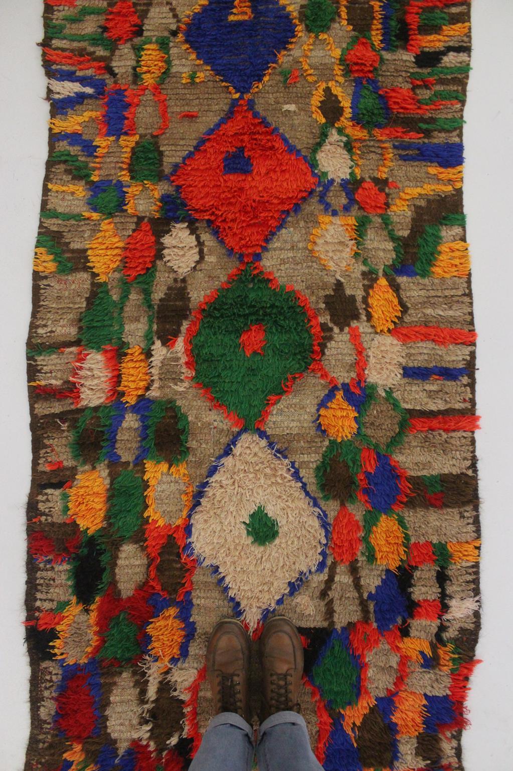 Vintage marokkanischen Boujad Läufer Teppich - Brown / Multicolor - 3.6x12.3feet / 109x377cm im Zustand „Gut“ im Angebot in Marrakech, MA