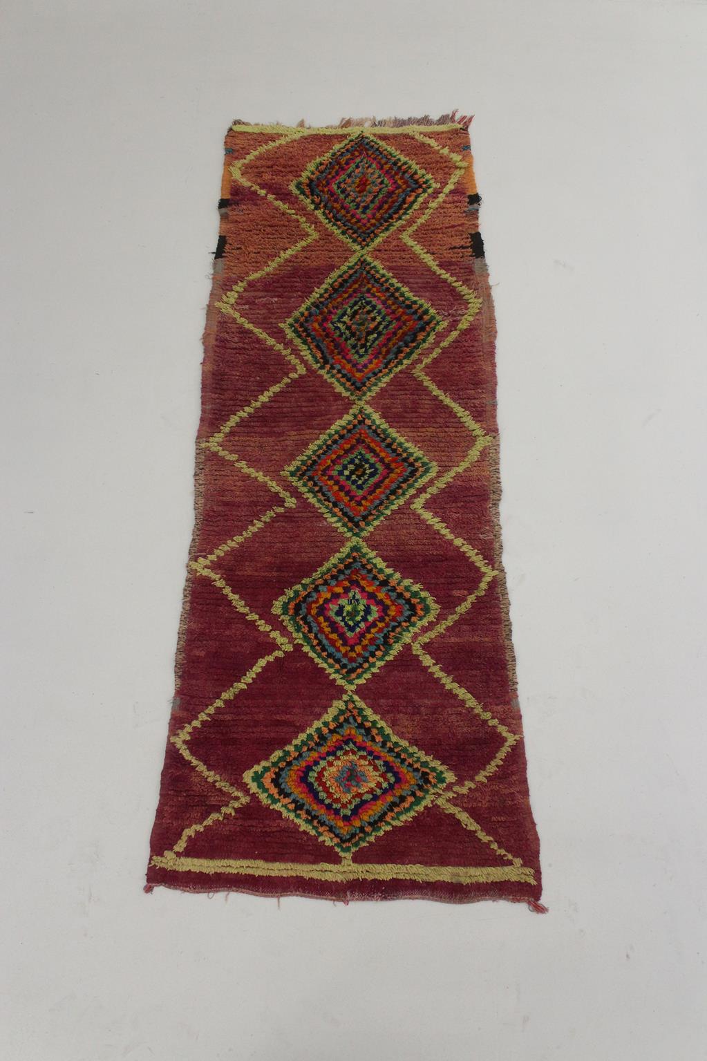 Das ist so ein schöner Läufer! Der Teppich, der wahrscheinlich in der Gegend von Boujad im Mittleren Atlas in Marokko hergestellt wurde, zeigt eine klassische Komposition mit einer Reihe von Rauten und Zickzacklinien. Wie Sie wahrscheinlich wissen,