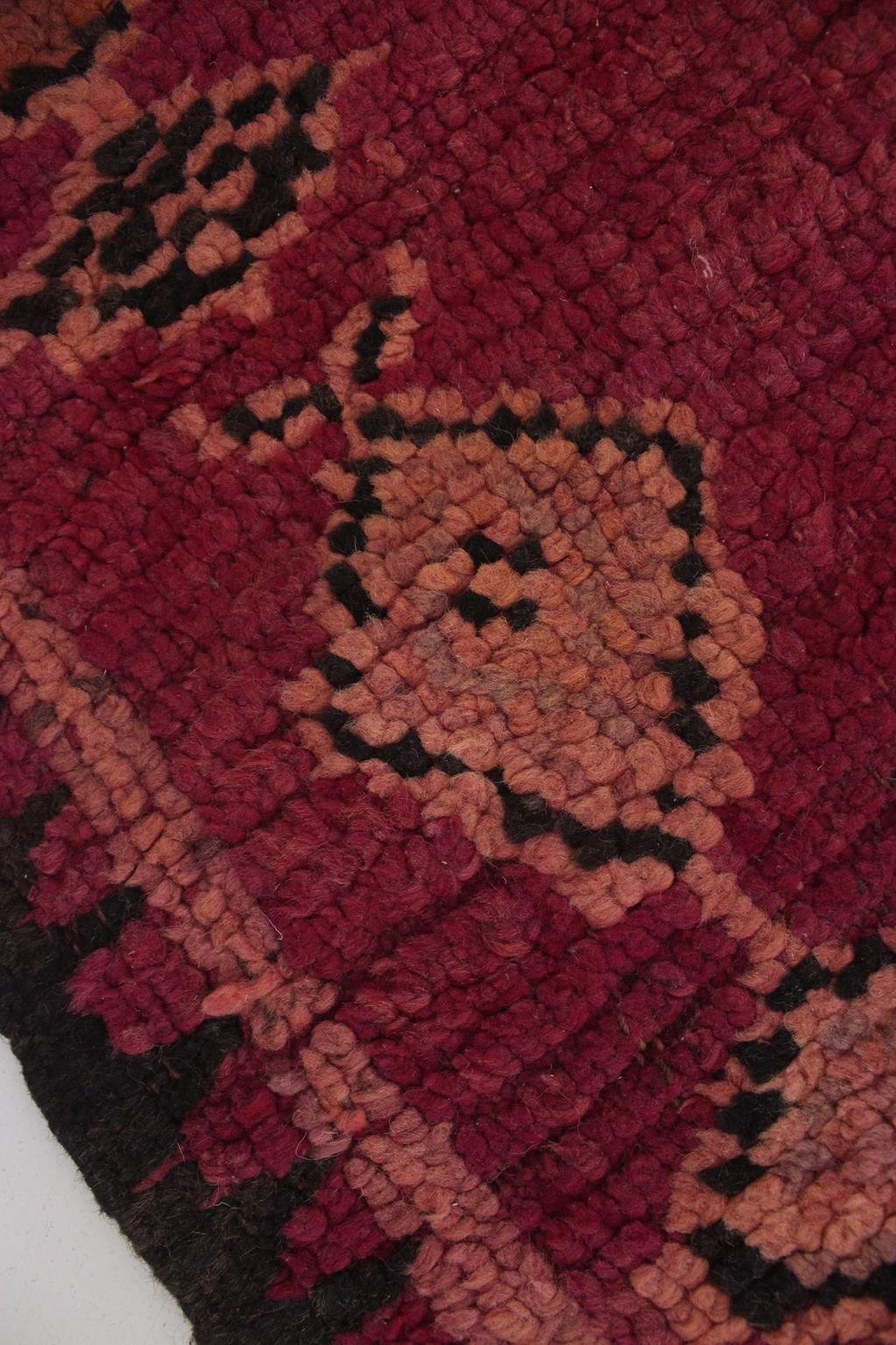 Vintage Moroccan Boujad runner rug - Raspberry - 3.4x10.5feet / 105x320cm For Sale 4