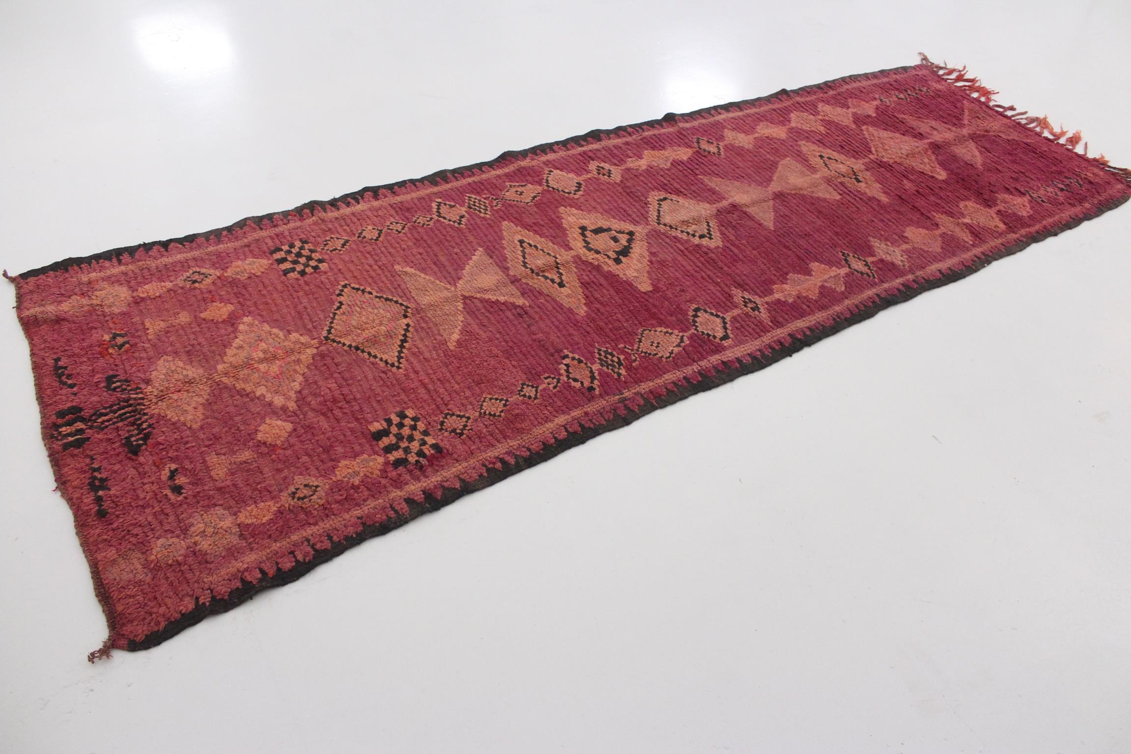 Vintage Moroccan Boujad runner rug - Raspberry - 3.4x10.5feet / 105x320cm For Sale 5