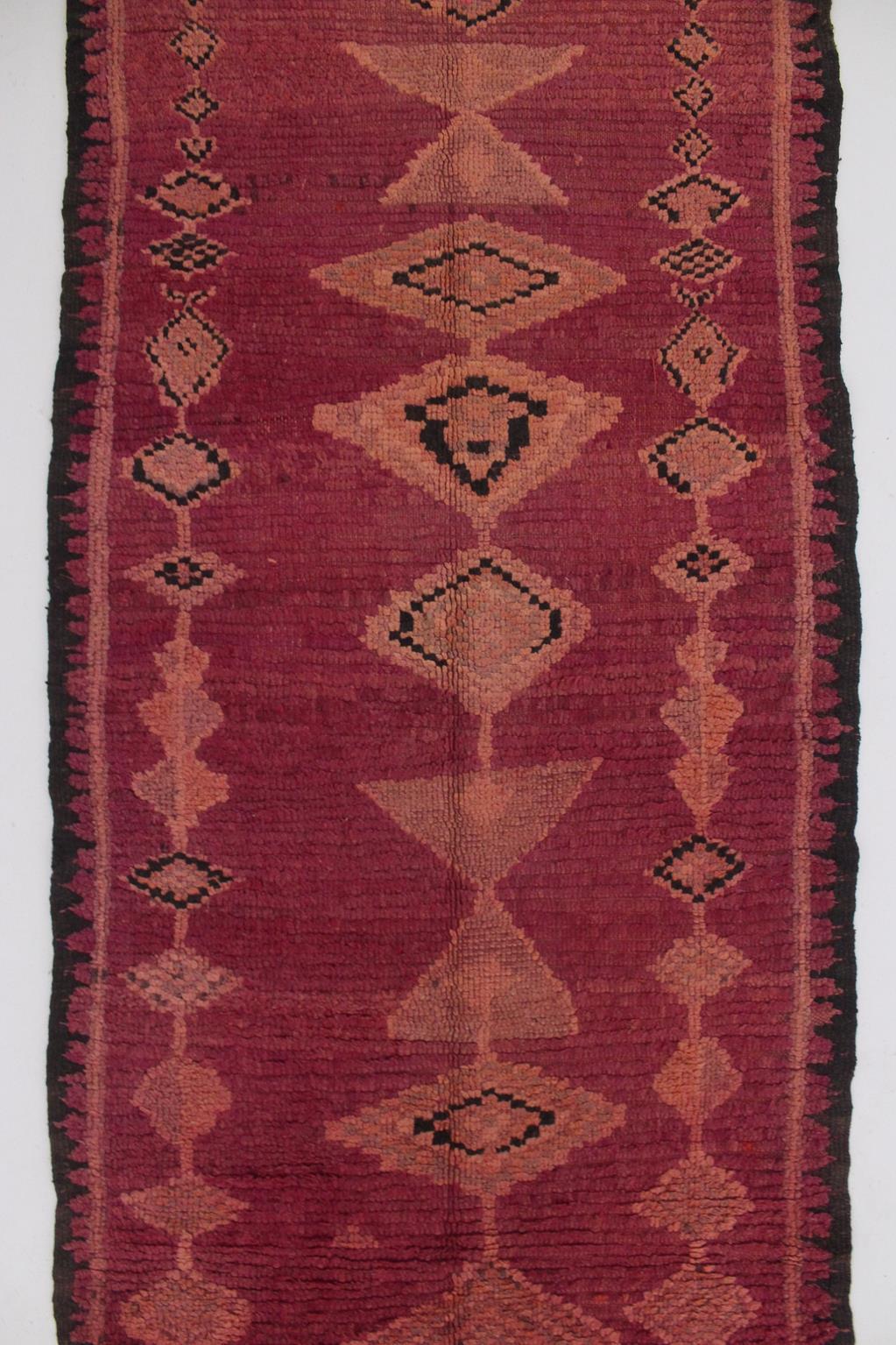 Vintage Moroccan Boujad runner rug - Raspberry - 3.4x10.5feet / 105x320cm In Good Condition For Sale In Marrakech, MA