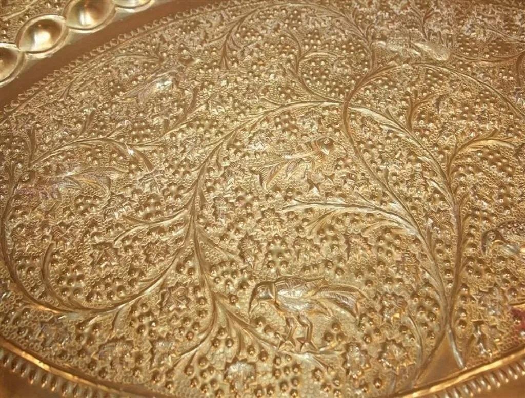 Vintage Moroccan Brass Bird Embossed Oval Tray Folding Small Coffee Table In Good Condition For Sale In Philadelphia, PA