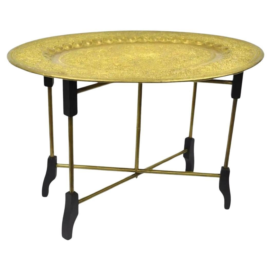 Marokkanischer klappbarer Vintage-Couchtisch aus Messing mit Vogelprägung und ovalem Tablett