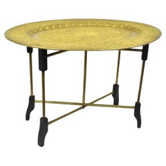 Marokkanischer klappbarer Vintage-Couchtisch aus Messing mit Vogelprägung und ovalem Tablett