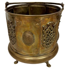 Vintage Pflanzgefäß aus marokkanischem Messing mit verschnörkelten Reliefdetails, 1960er Jahre