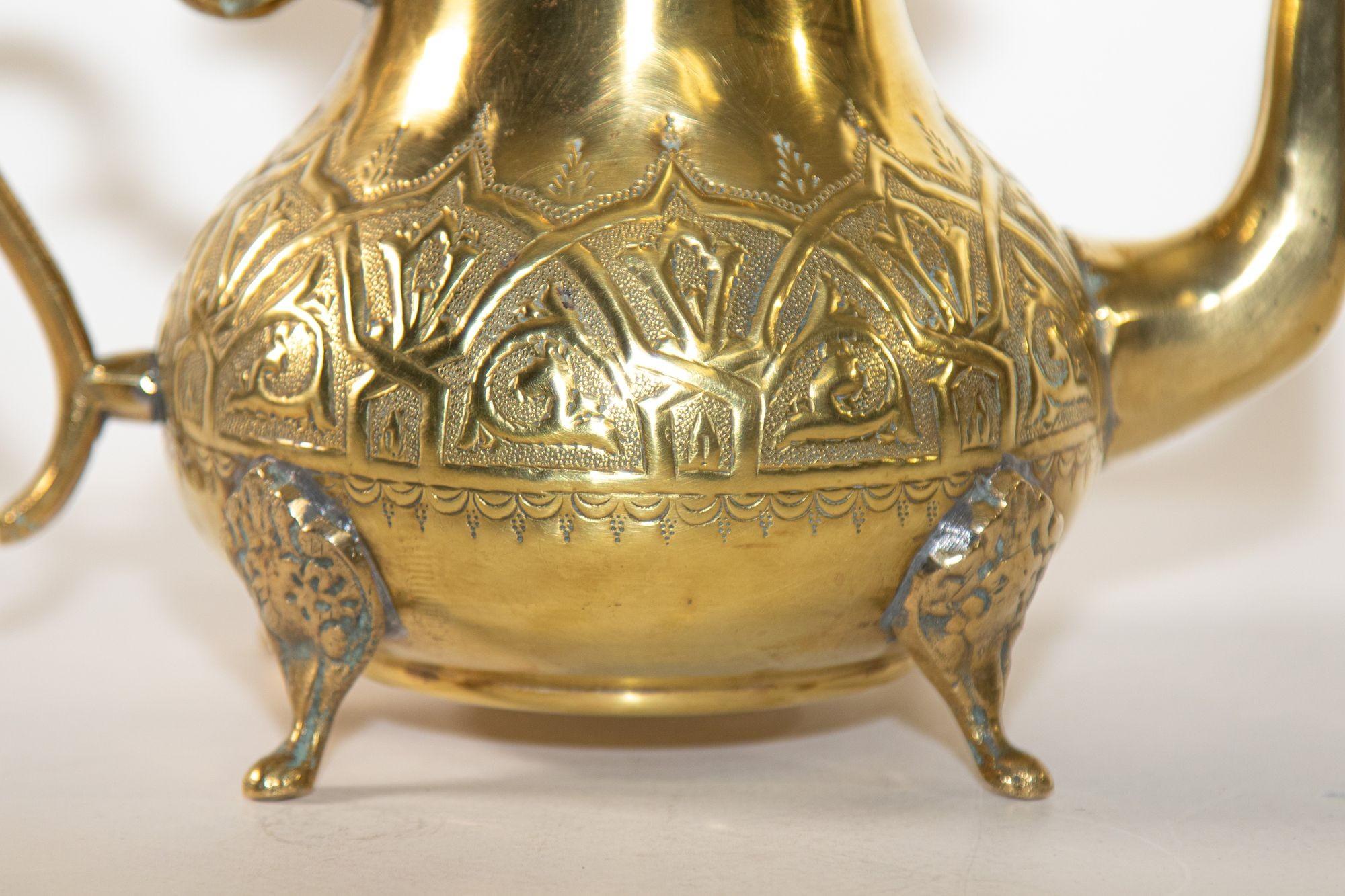 Vintage Moroccan Brass Kettle Tea Pot.
Traditional handmade Moroccan vintage tea pot.
A Moroccan tea pot hand-made by craftsmen from the city of Fez, known as the best craftsman in the world.
Add a traditional Moroccan touch to your kitchen with