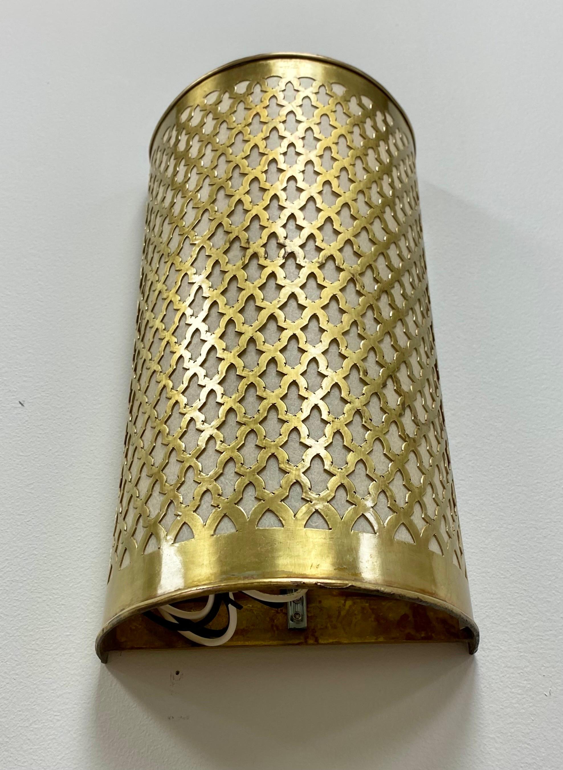 Laiton Paire d'appliques ou de lanternes en laiton d'origine marocaine en vente