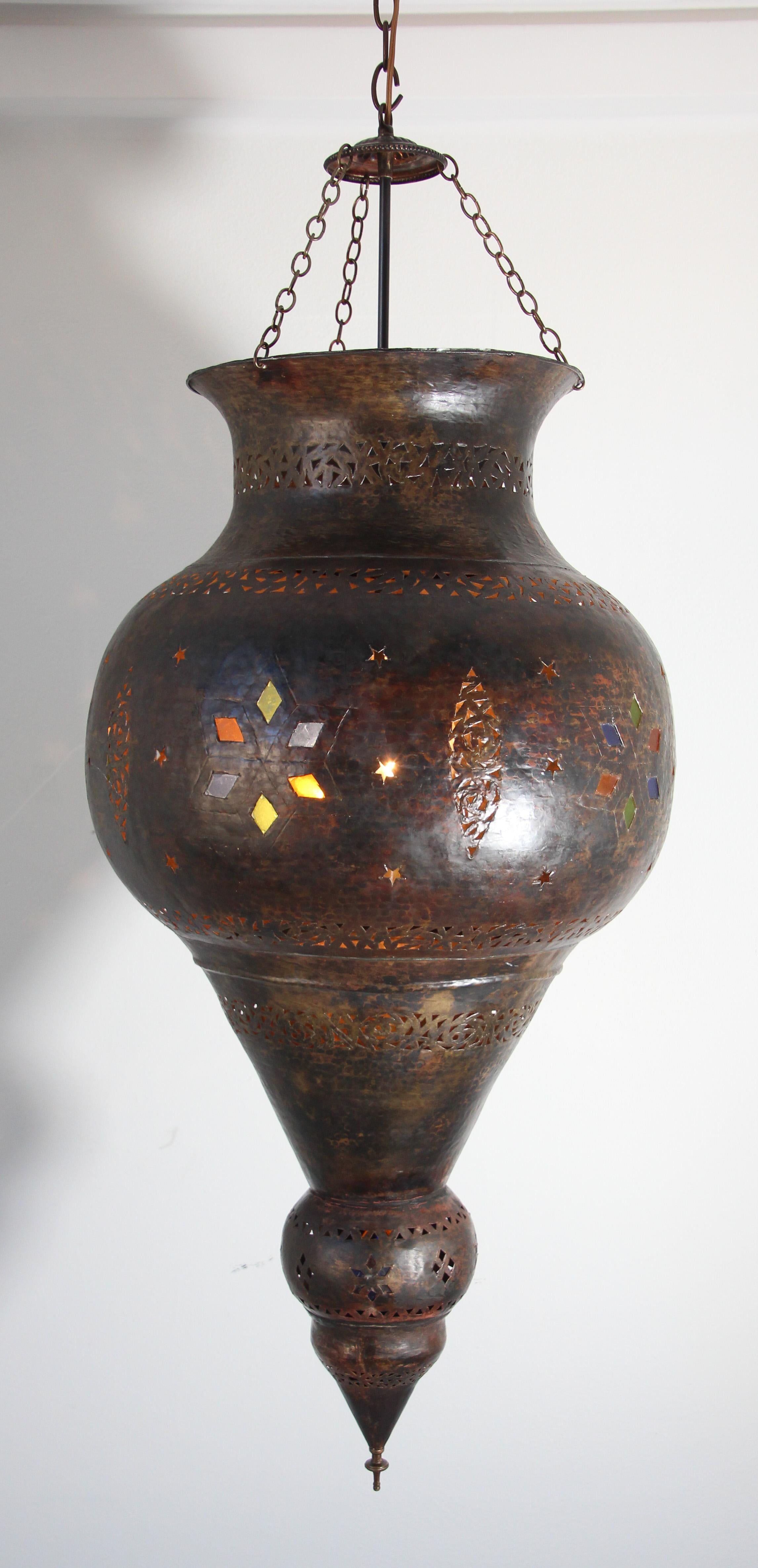 Intagliato a mano Lampadario marocchino d'epoca in bronzo in vendita