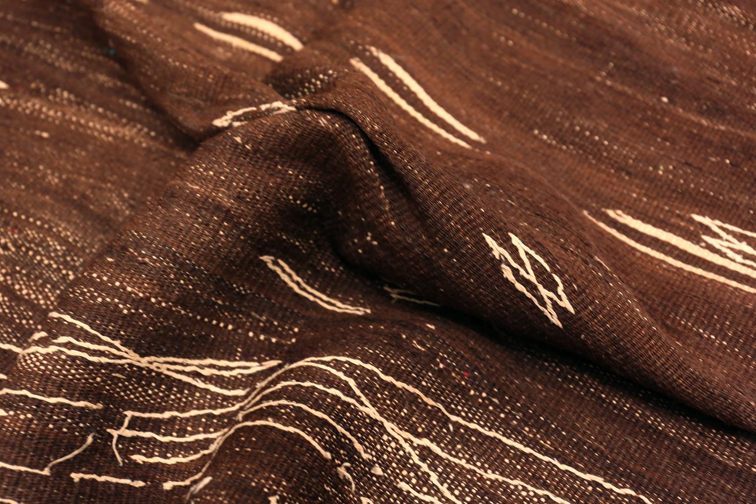 Tessuto a mano Kilim marocchino marrone vintage. Dimensioni: 4 ft 8 in x 6 ft 4 in in vendita