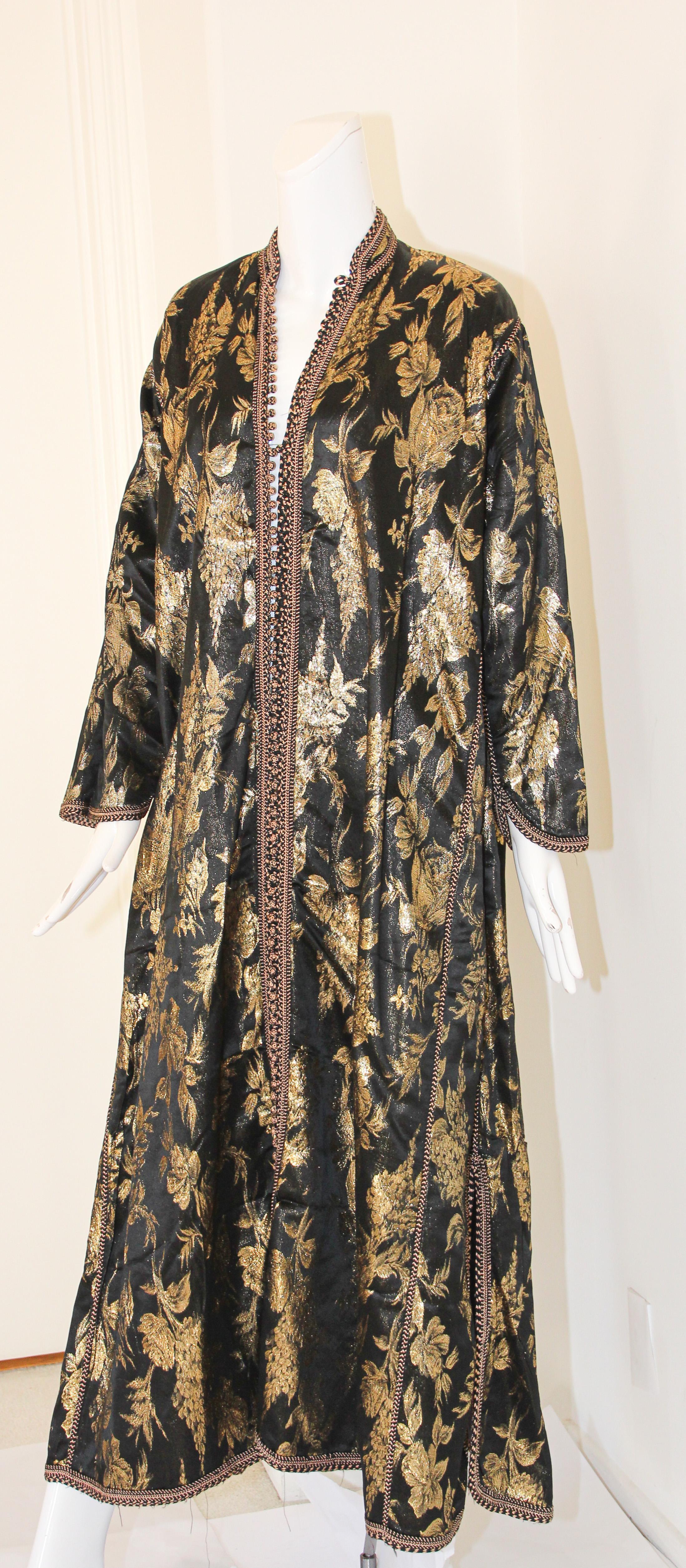 Noir Caftan marocain vintage, brodé noir et or, vers les années 1960 en vente