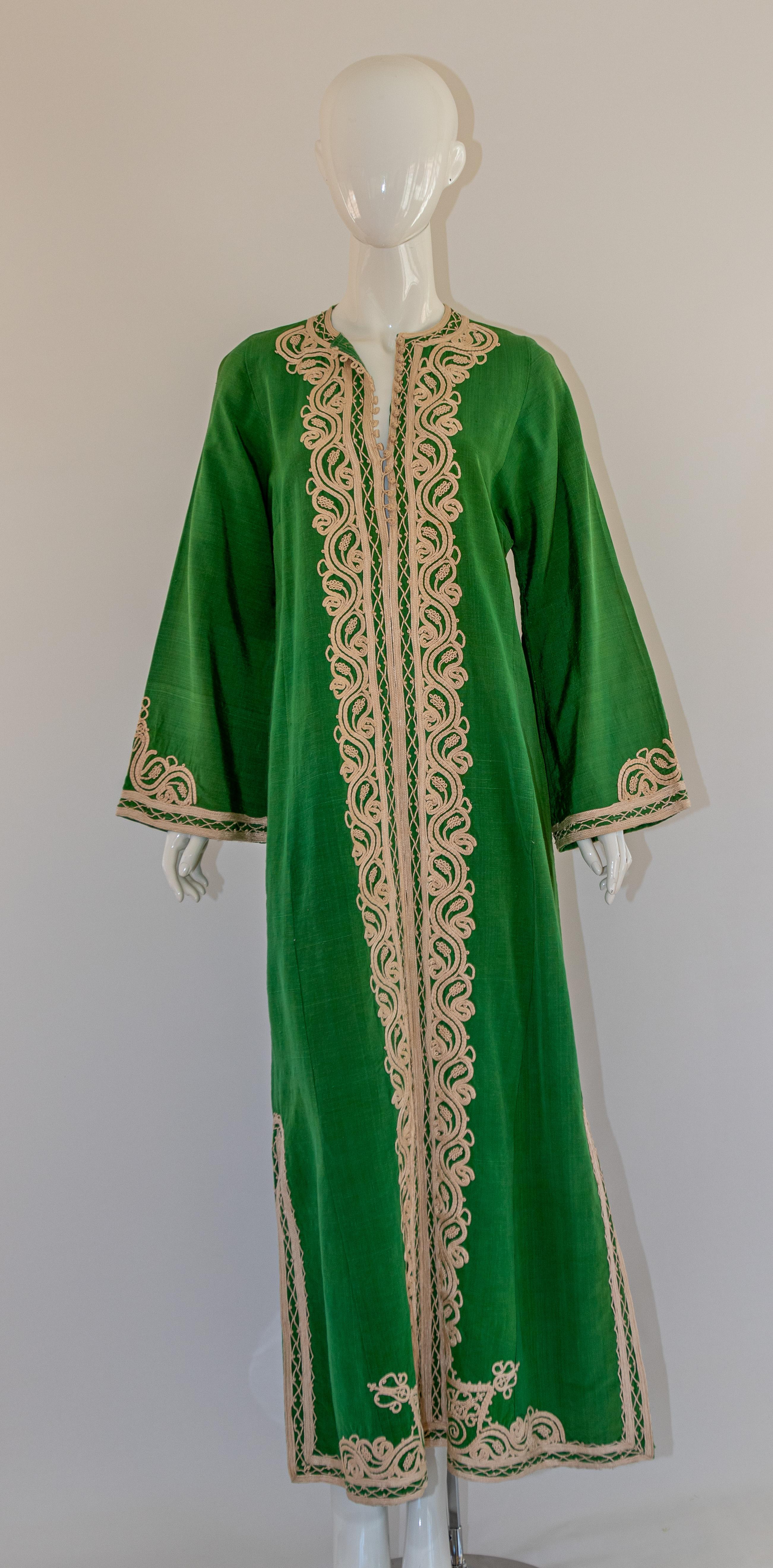 Vert Robe longue vintage marocaine caftan vert émeraude, taille M en vente