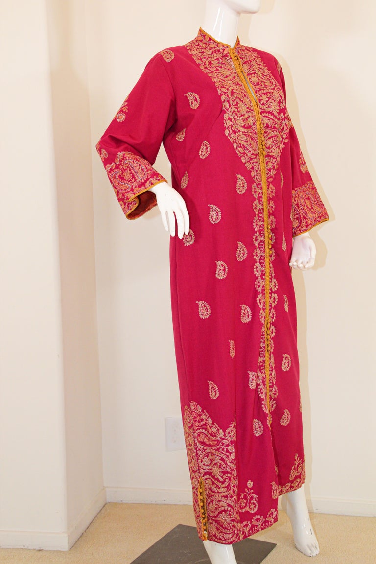 Elegant vintage Moroccan caftan hot pink color embroidered with gold,
circa 1970s.
This long maxi poly jersey dress kaftan is embroidered and embellished with traditional designs in gold.
One of a kind evening Moroccan Middle Eastern gown.
The