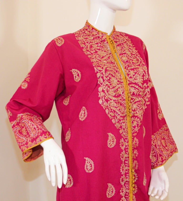 Vintage Moroccan Caftan Hot Pink with Gold, 1970's In Good Condition For Sale In North Hollywood, CA