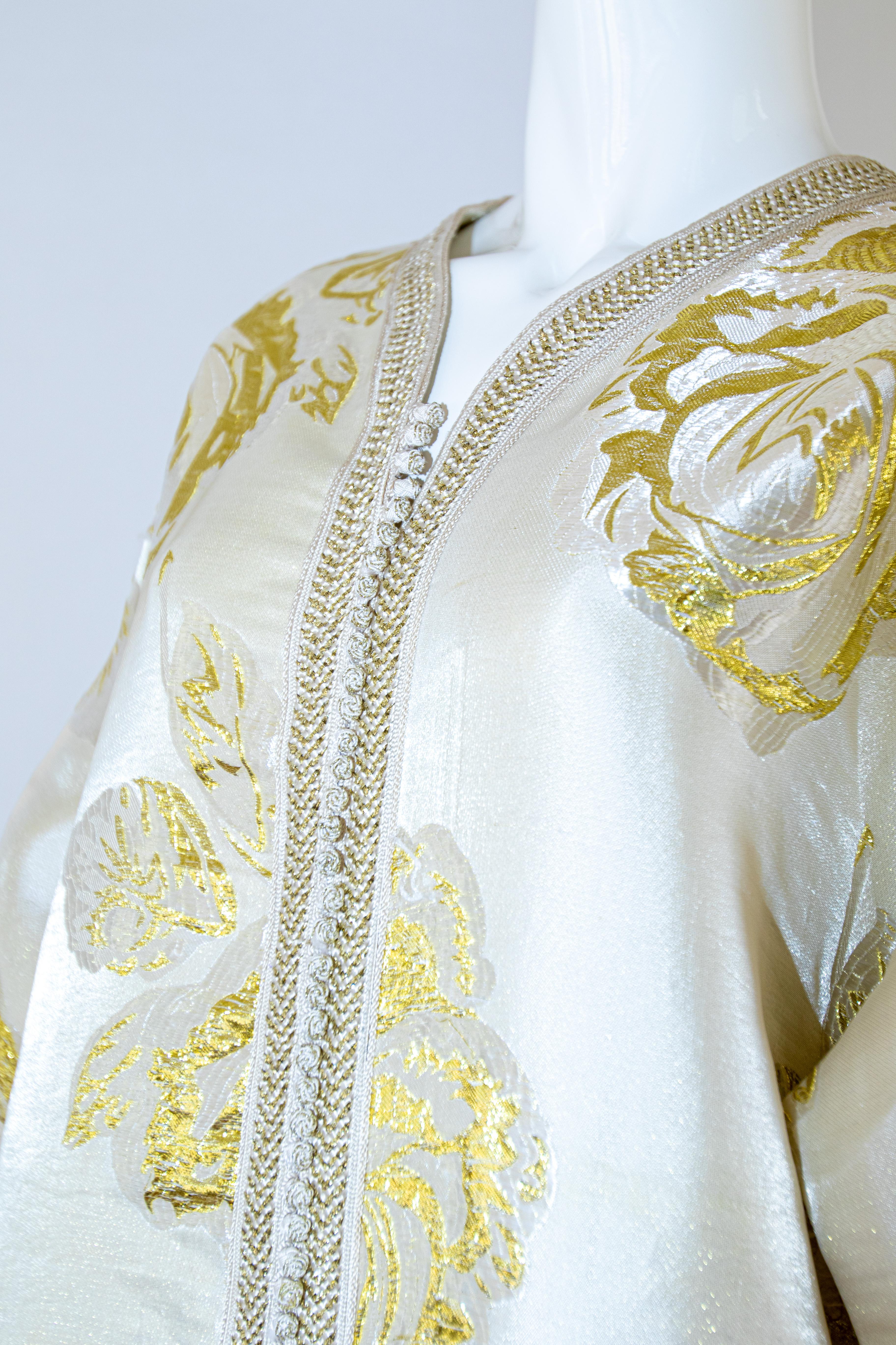 Vintage Moroccan Caftan White and Gold Metallic Floral Brocade For Sale 4