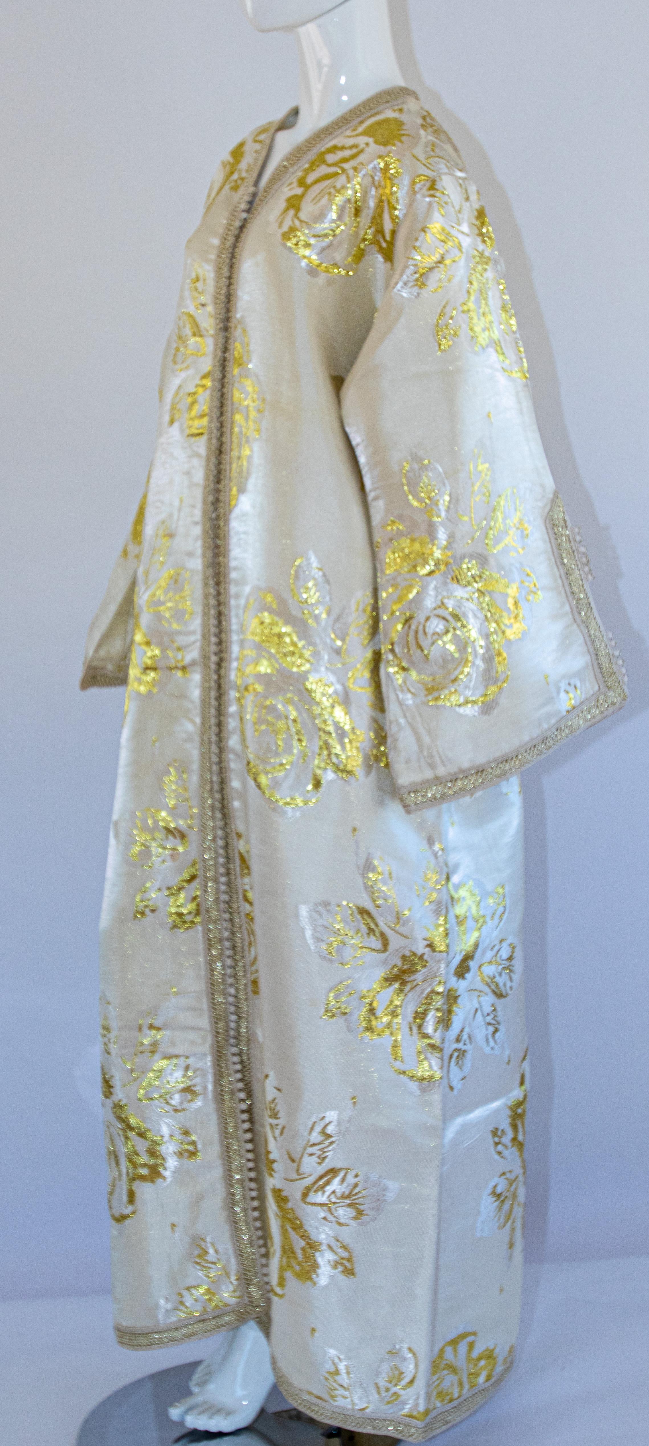 Vintage Moroccan Caftan White and Gold Metallic Floral Brocade In Good Condition For Sale In North Hollywood, CA