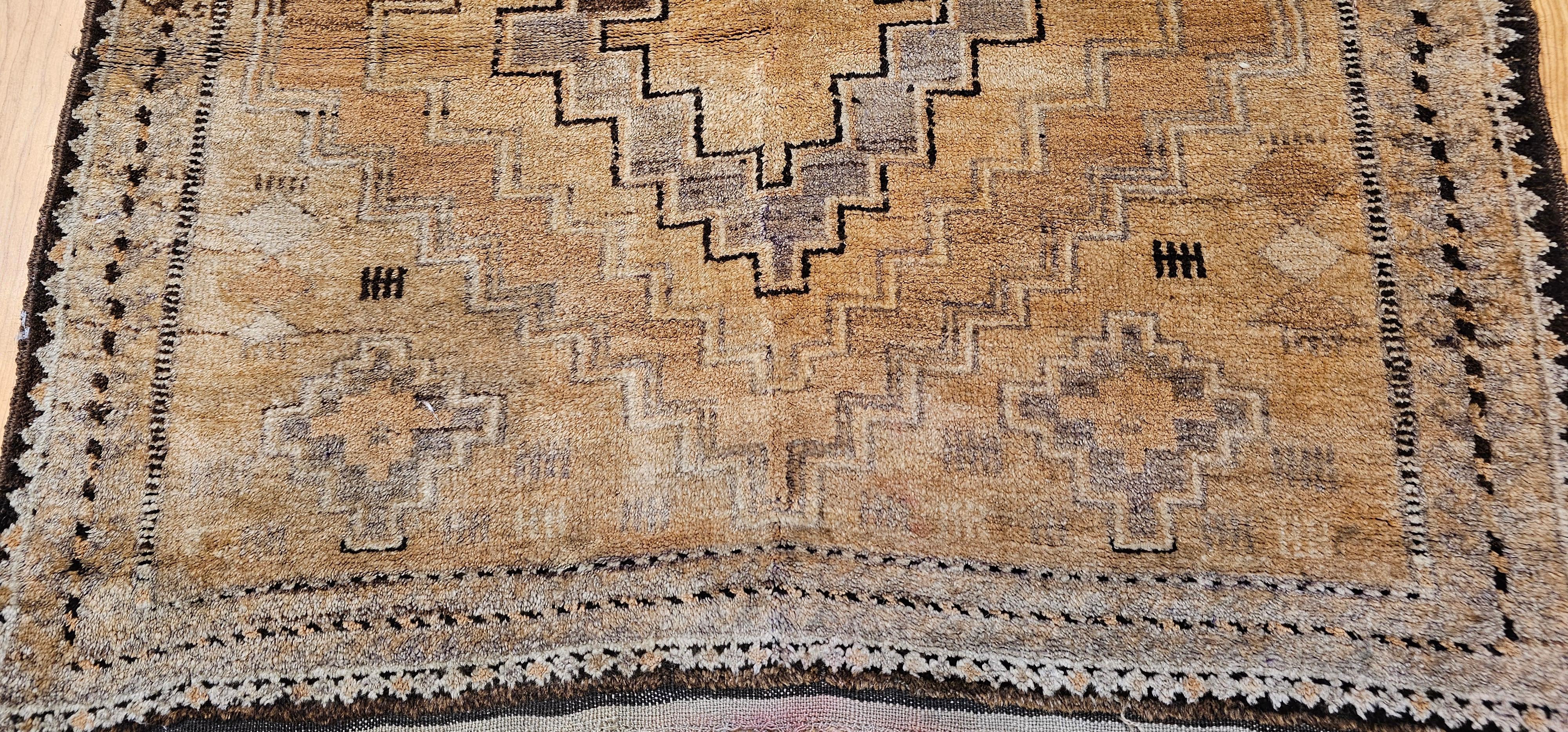Vintage marokkanischen Kamelhaar Stammesgebiet Teppich in geometrischen Mustern (Marokkanisch) im Angebot