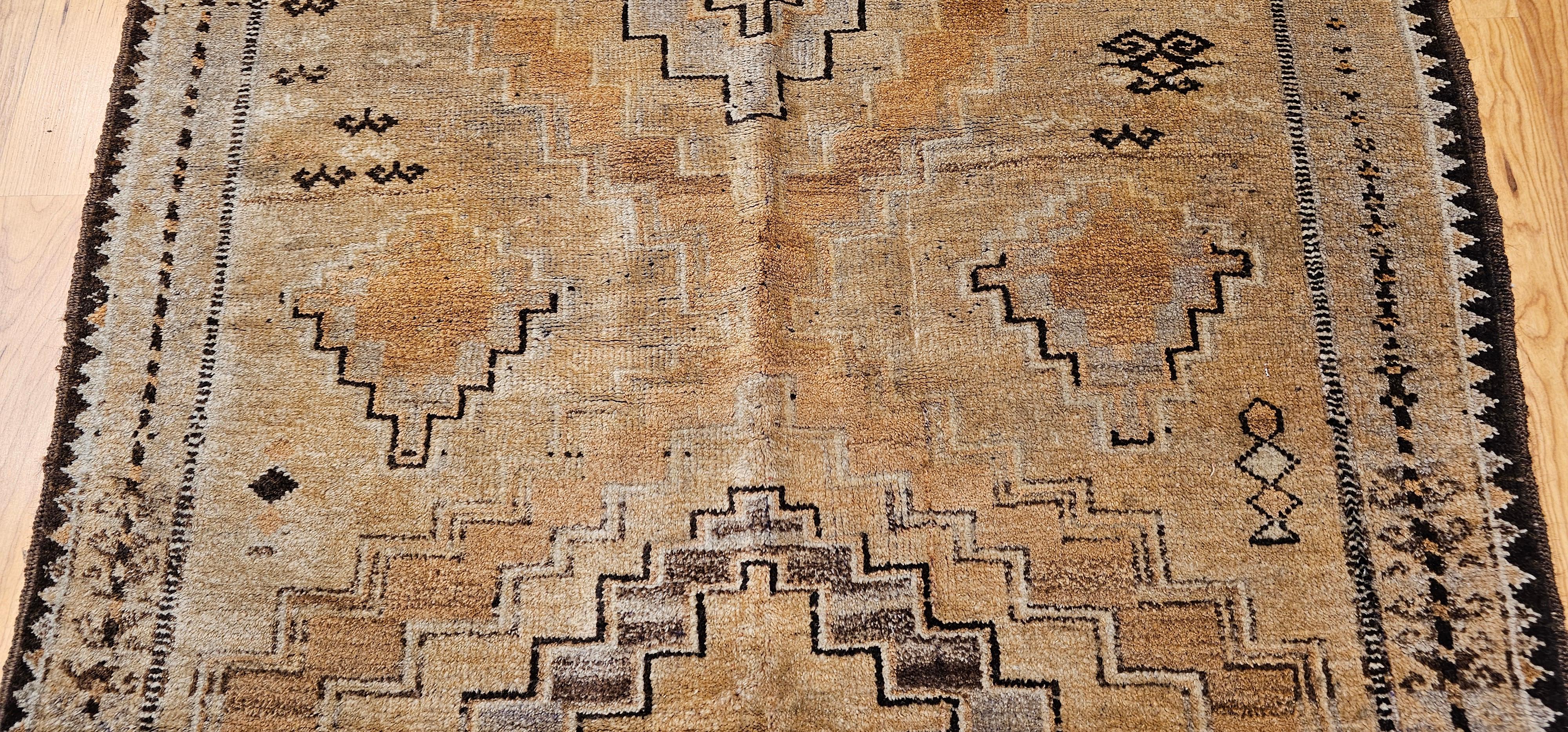 Vintage marokkanischen Kamelhaar Stammesgebiet Teppich in geometrischen Mustern (Handgeknüpft) im Angebot