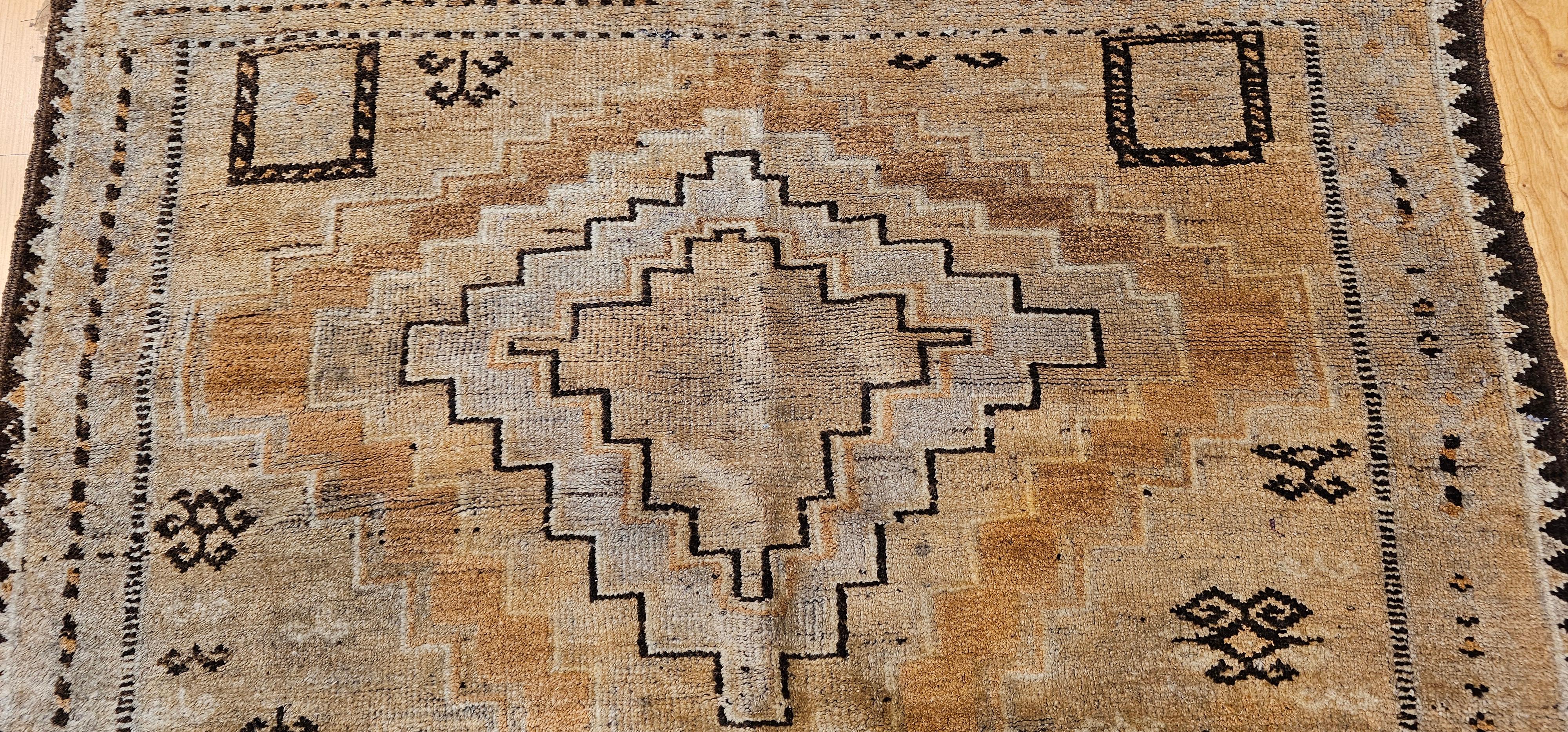 Vintage marokkanischen Kamelhaar Stammesgebiet Teppich in geometrischen Mustern im Zustand „Gut“ im Angebot in Barrington, IL