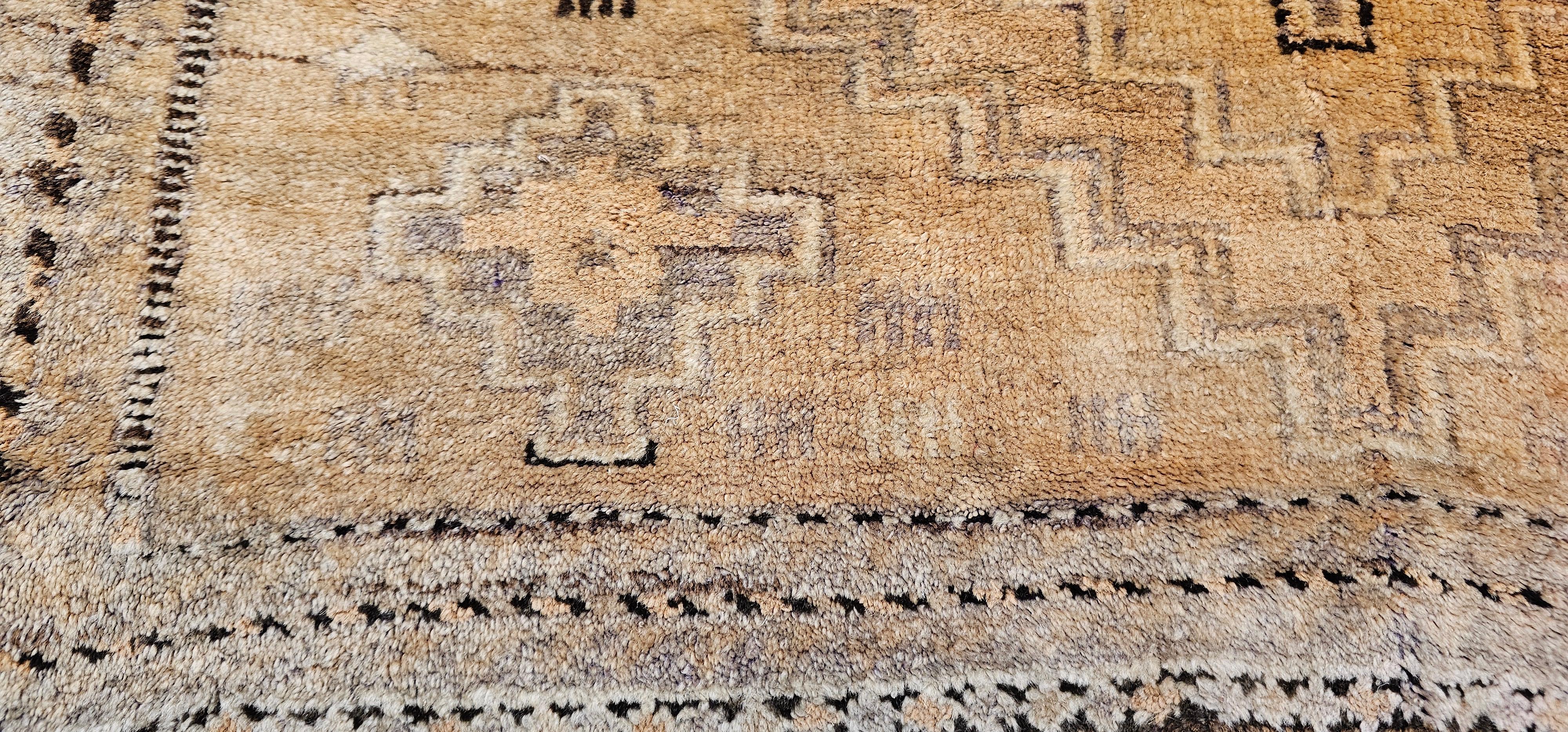 Vintage marokkanischen Kamelhaar Stammesgebiet Teppich in geometrischen Mustern (20. Jahrhundert) im Angebot