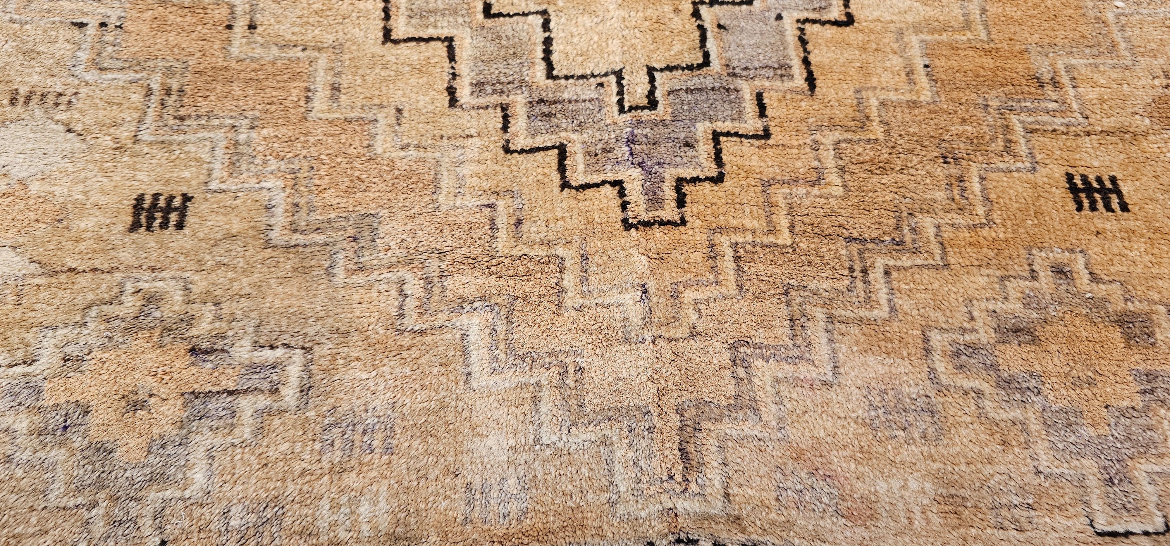 Vintage marokkanischen Kamelhaar Stammesgebiet Teppich in geometrischen Mustern (Wolle) im Angebot