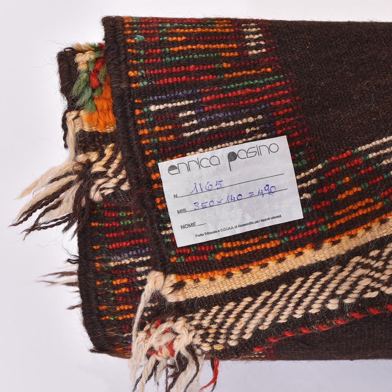 nr. 1165 - Interessantes Exemplar des marokkanischen Teppichs AIT ABDALLAH: warme Farben in geometrischen Mustern auf dunkelbraunem Grund. 
Bordüre und horizontale Streifen in leuchtenden Farben mit Teppichknüpfung.
Ausgezeichneter Teppich, schön