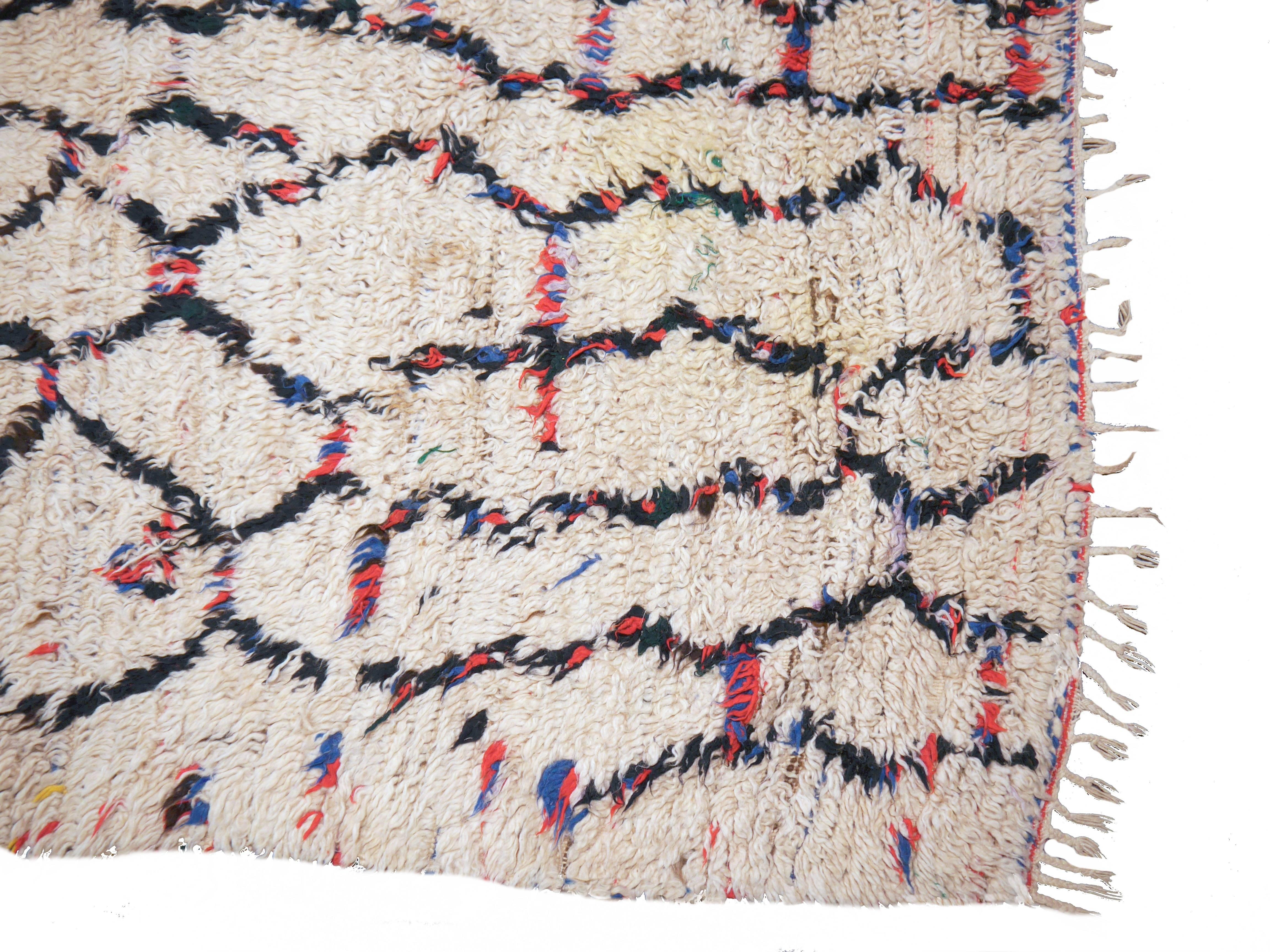 Marokkanischer Azilal-Teppich des marokkanischen Stammes (Handgeknüpft) im Angebot