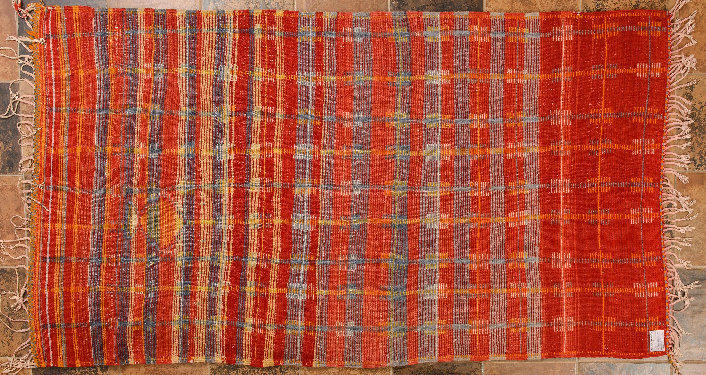 Marokkanischer Teppich Ait Tamassine _
Schöner und seltener Teppich, Teil einer Collection: Fachwerkdesign mit leuchtenden Farben.
Zusammen mit einem anderen marokkanischen Teppich wird er zu einem großen Teppich.
Meine Teppiche lassen sich von