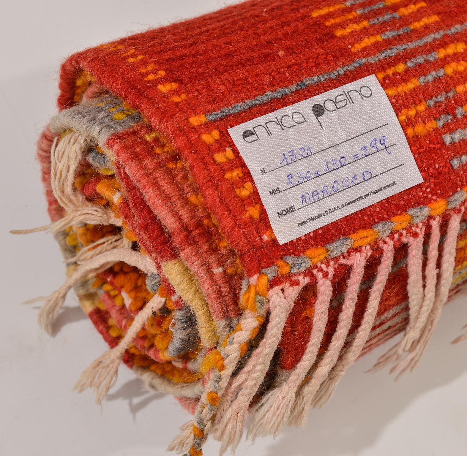 Marokkanischer Vintage-Teppich mit lebhaftem Rot (Minimalistisch) im Angebot