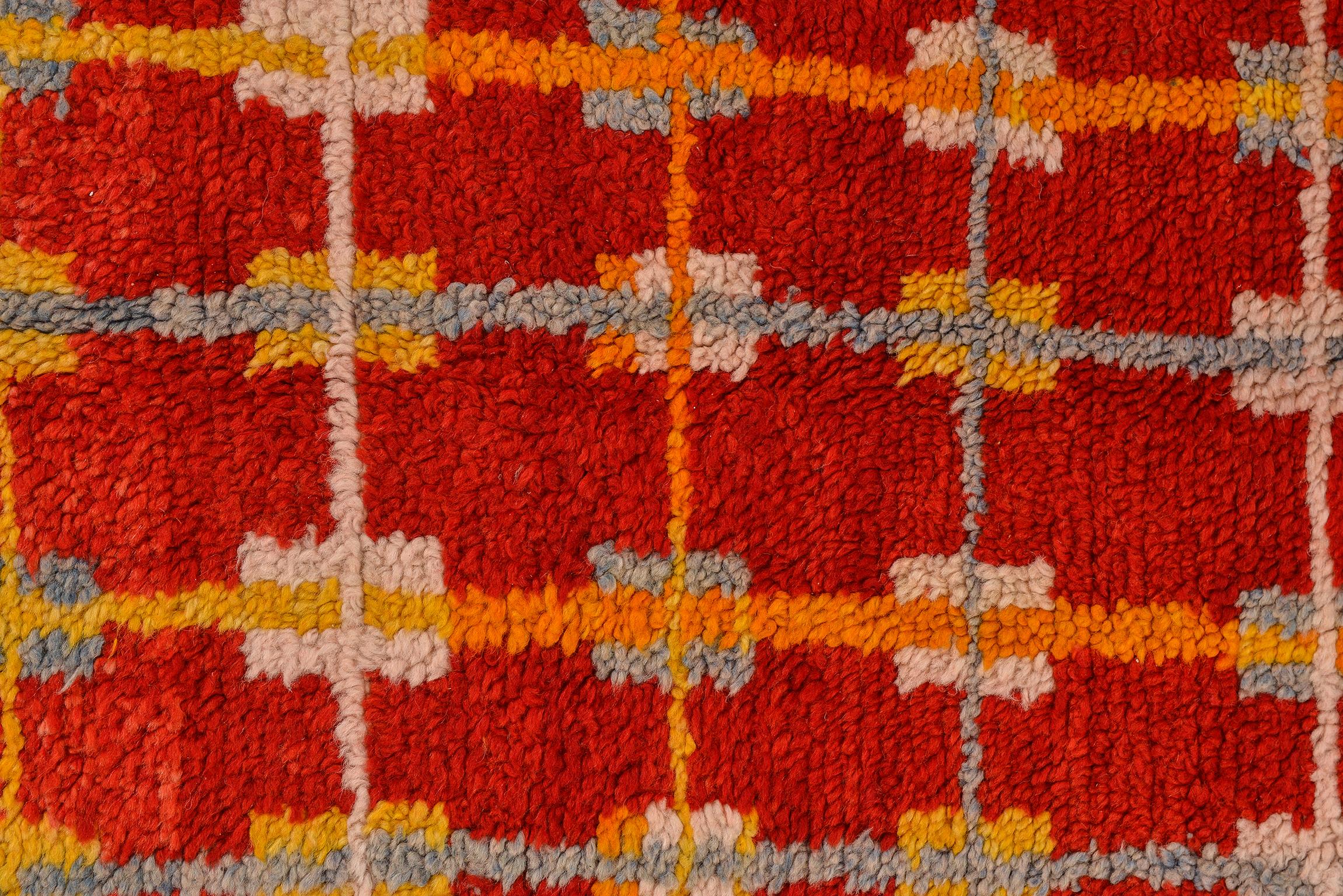 Marokkanischer Vintage-Teppich mit lebhaftem Rot (20. Jahrhundert) im Angebot