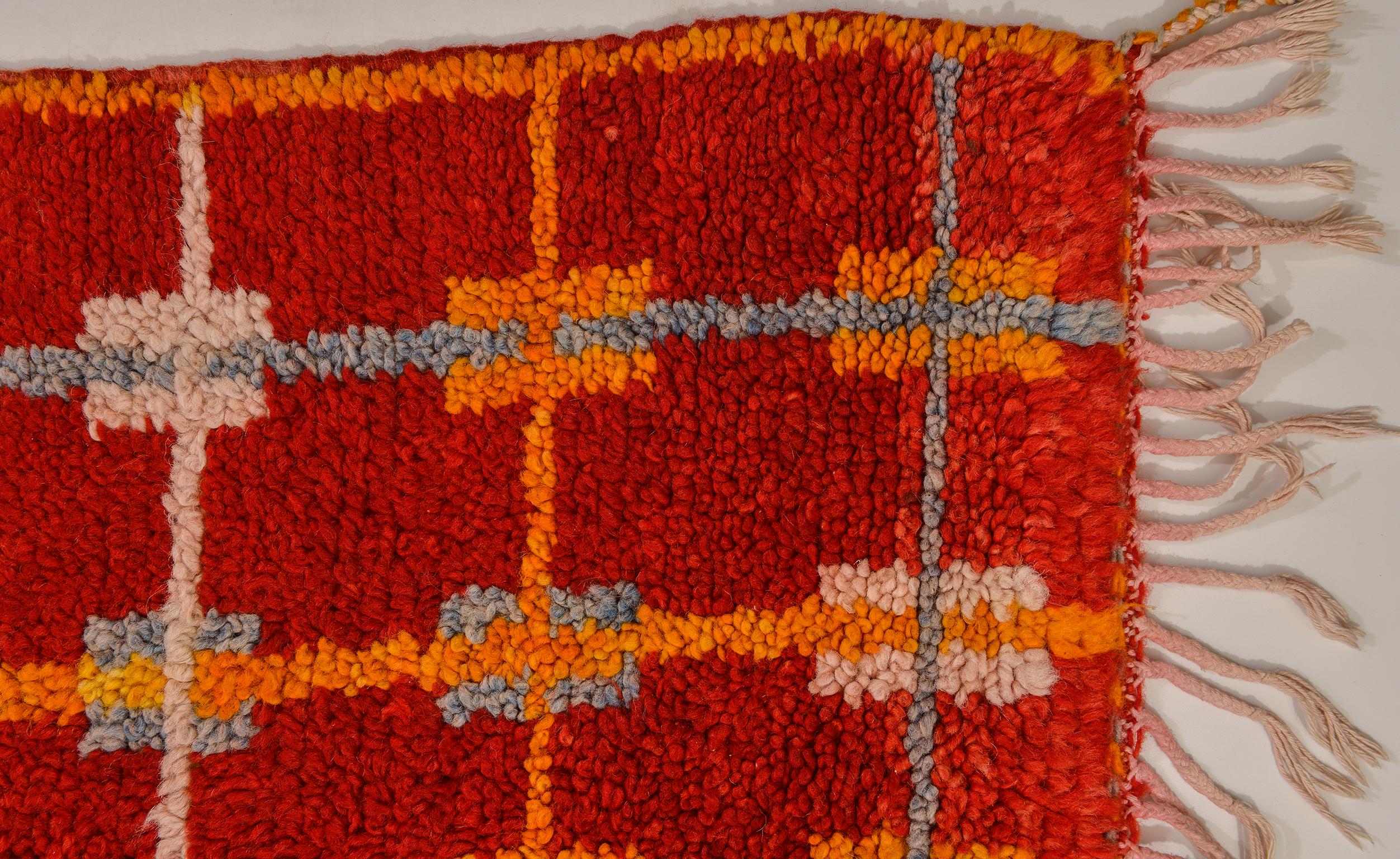 Marokkanischer Vintage-Teppich mit lebhaftem Rot im Angebot 1
