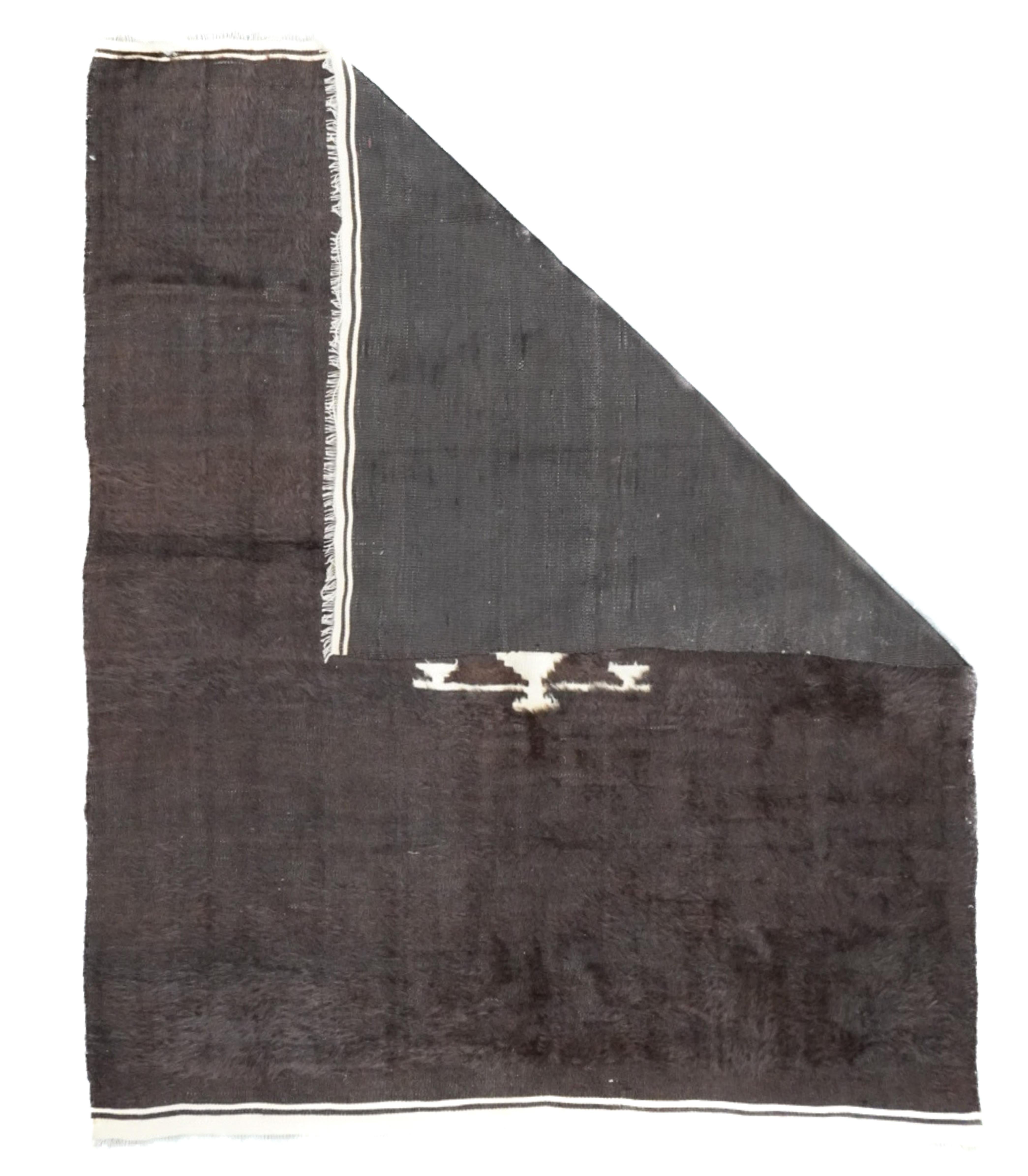 Tappeto marocchino vintage in pelle di mucca 4'8'' x 5'7''. Il diamante aperto centrale ecru, minuziosamente a gradini, con brevi prolungamenti laterali alle estremità, si distingue nettamente dal predominante campo olivastro. Velo lungo, fondo in