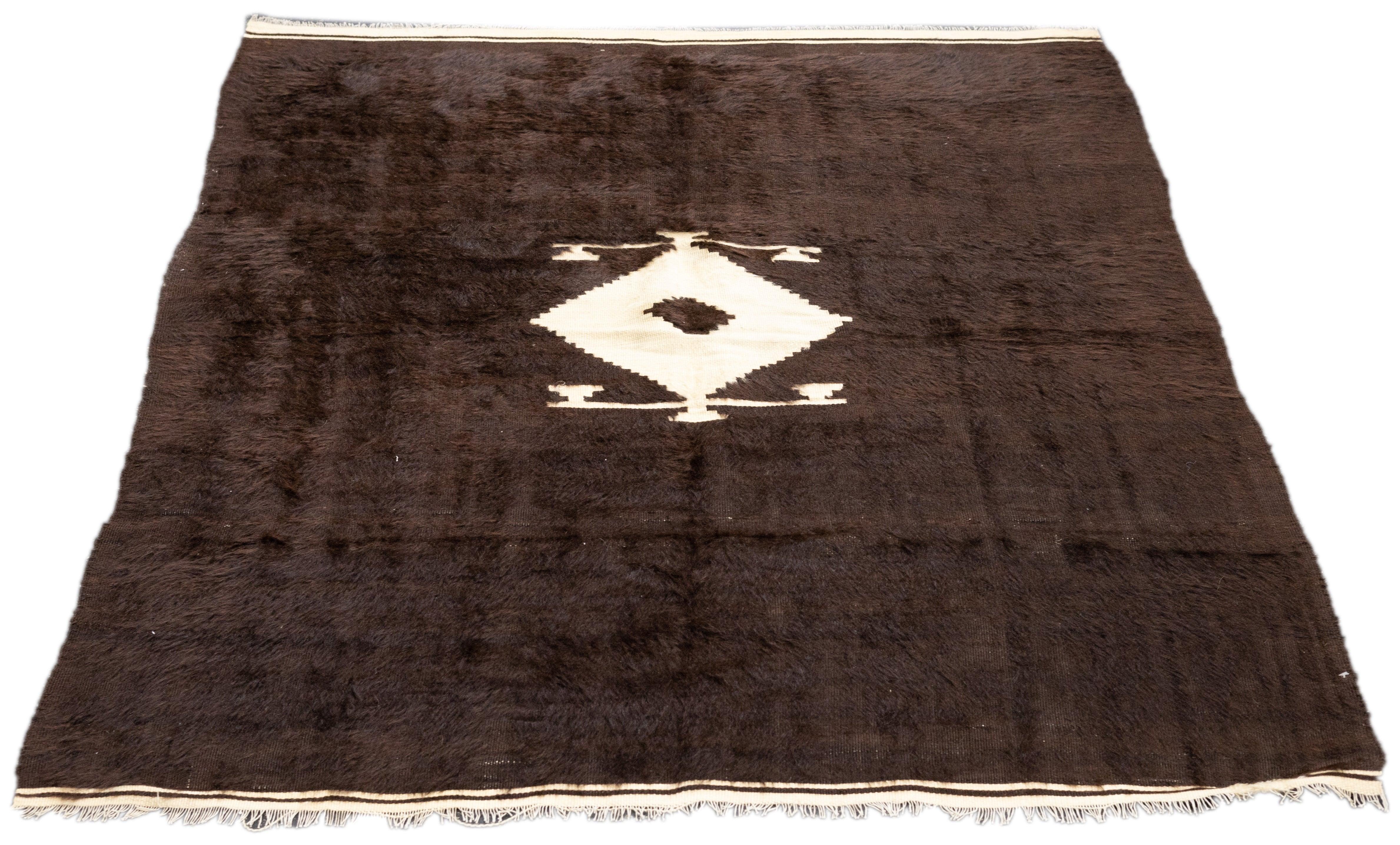 Vacchetta Tappeto marocchino vintage in pelle di mucca 4'8'' x 5'7'' in vendita