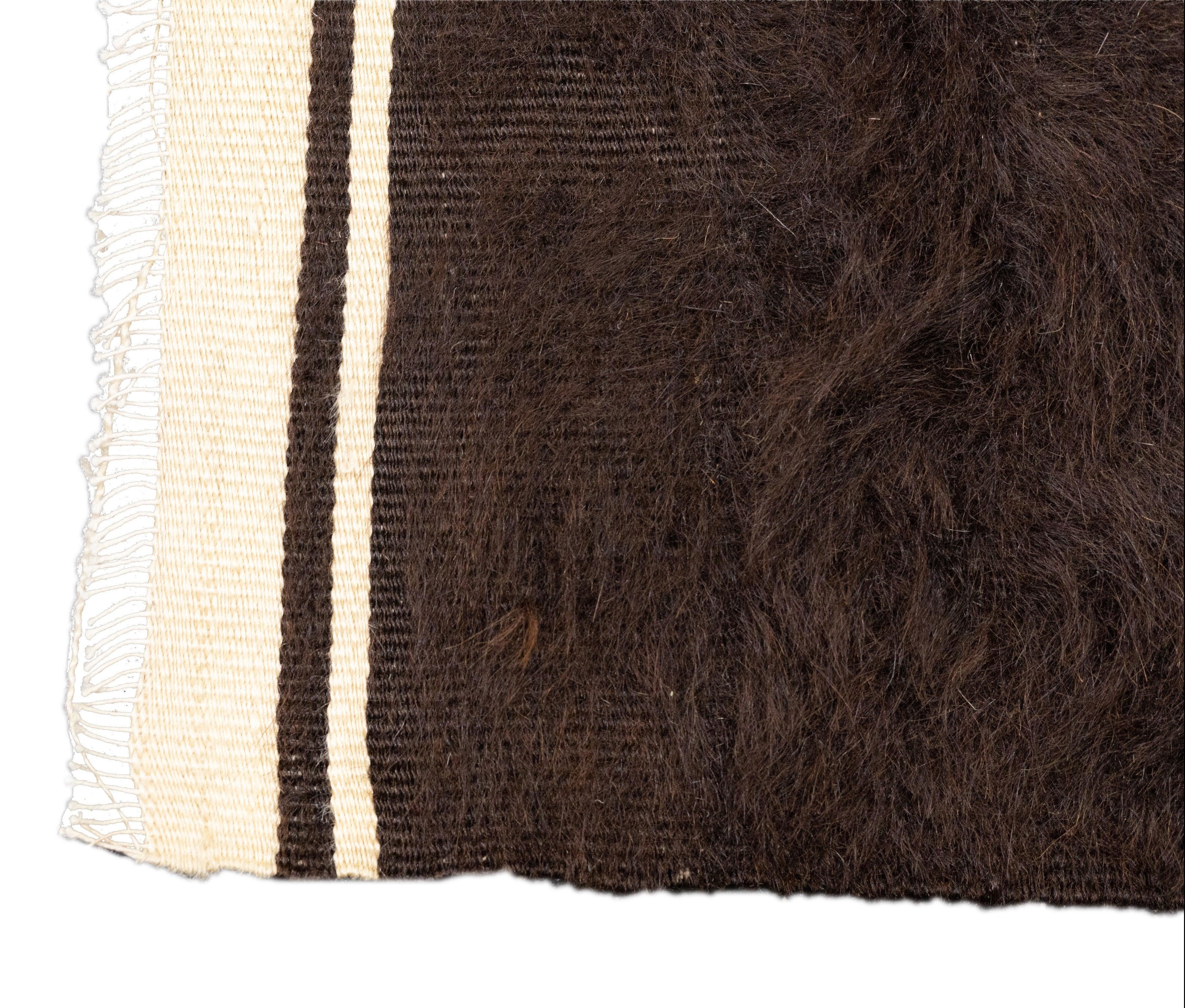 Tappeto marocchino vintage in pelle di mucca 4'8'' x 5'7'' in vendita 1