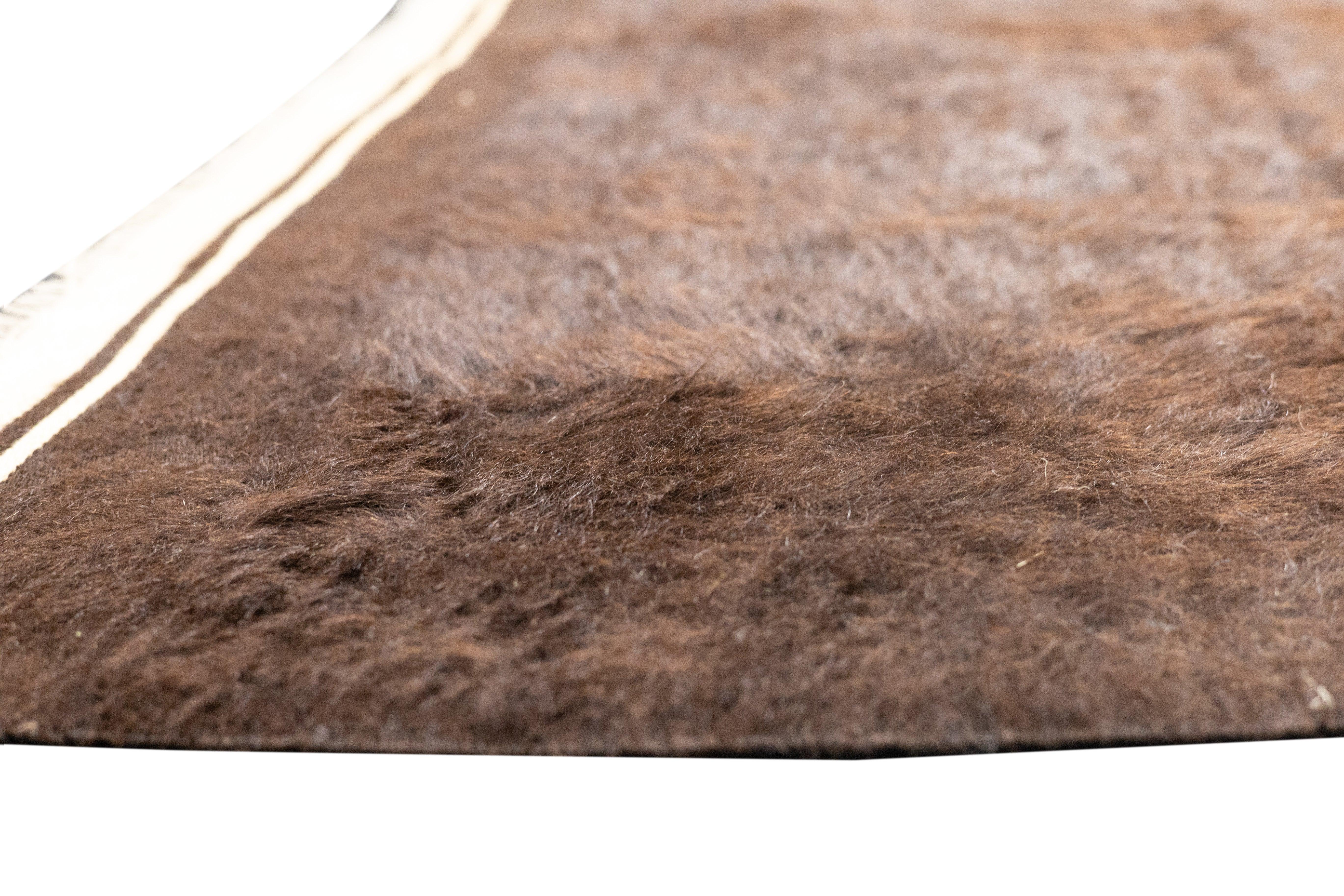 Tappeto marocchino vintage in pelle di mucca 4'8'' x 5'7'' in vendita 2